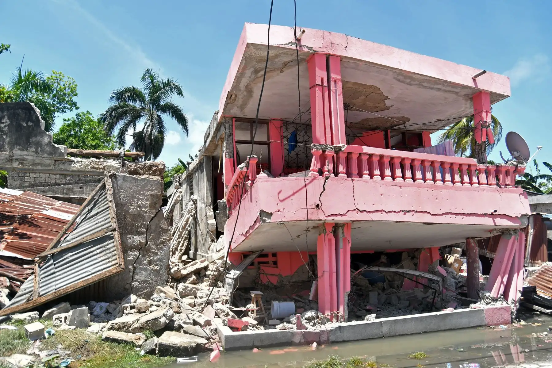Vista de los daños en edificaciones por el terremoto que afectó Puerto Príncipe, Haití. Foto: EFE