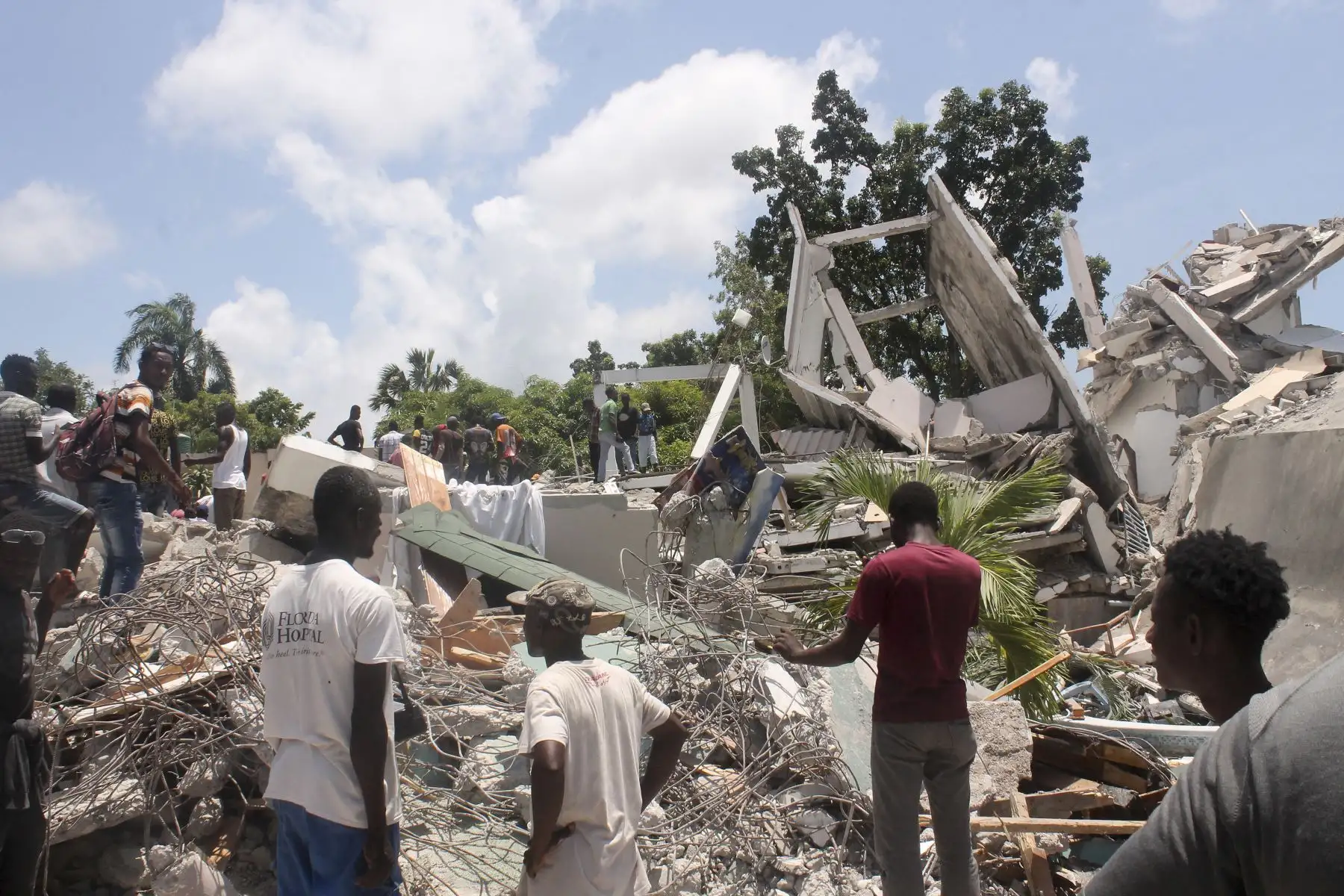 2021. La gente busca entre los escombros de lo que solía ser el Hotel Manguier tras el terremoto de magnitud 7,2 grados, en Los Cayos, Haití. Foto: AFP
