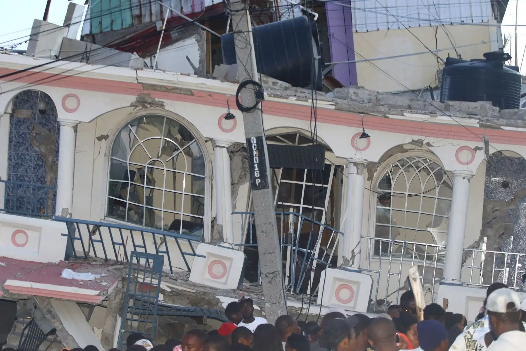 2021. El hotel "Petit Pas" dañado tras el terremoto del magnitud 7,2 grados, en Les Cayes, suroeste de Haití Foto: AFP.