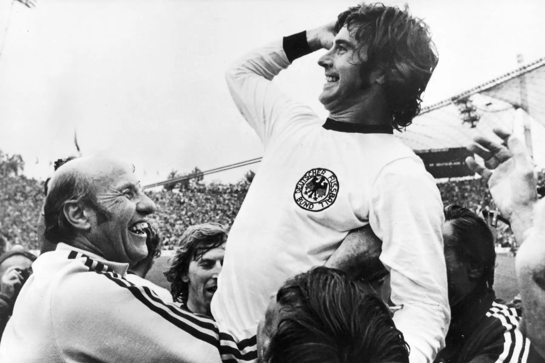 Una imagen de archivo fechada el 7 de julio de 1974 muestra al goleador de Alemania Gerd Müller celebrando con el entrenador alemán Helmut Schoen  después de ganar la final de la Copa Mundial de la FIFA 1974. Foto: EFE