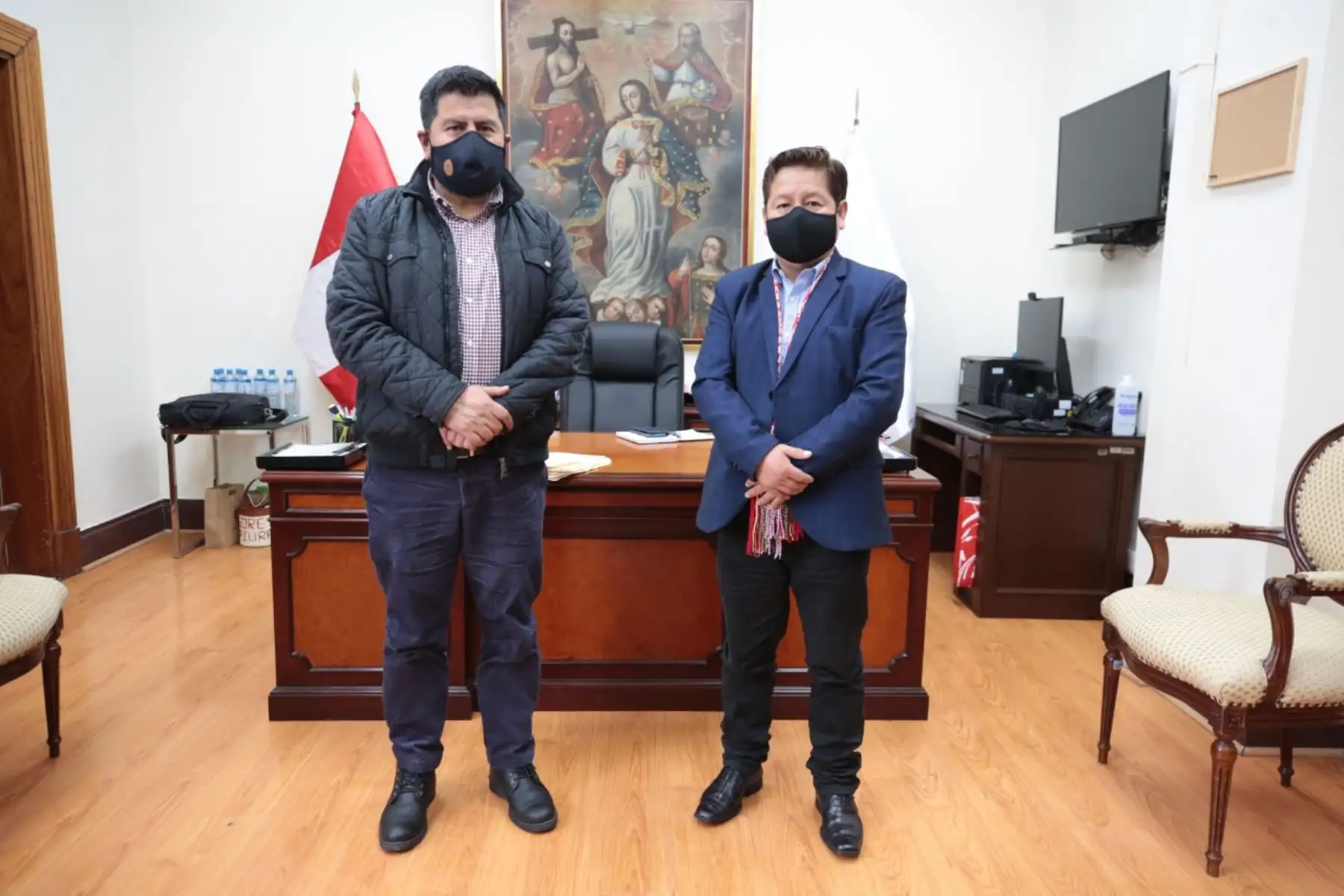 El presidente del Consejo de Ministros, Guido Bellido, se reúne con el gobernador de Huancavelica, Maciste Díaz Abad. Foto: PCM