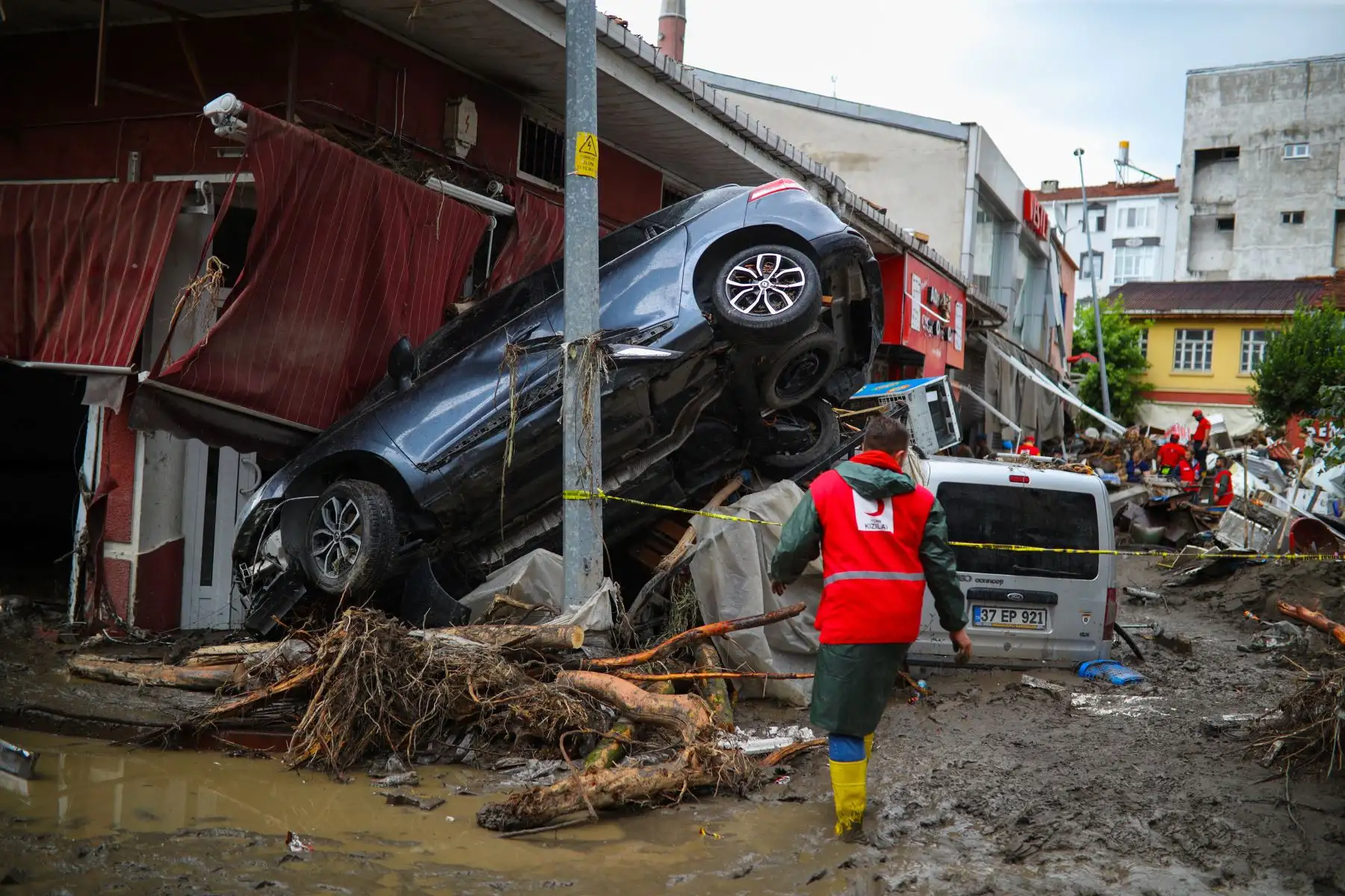 Un trabajador de rescate camina por el barro y los escombros después de que las inundaciones destruyeran partes de la ciudad de Bozkurt, en  Kastamonu, en la región del Mar Negro, Turquía. Foto: AFP