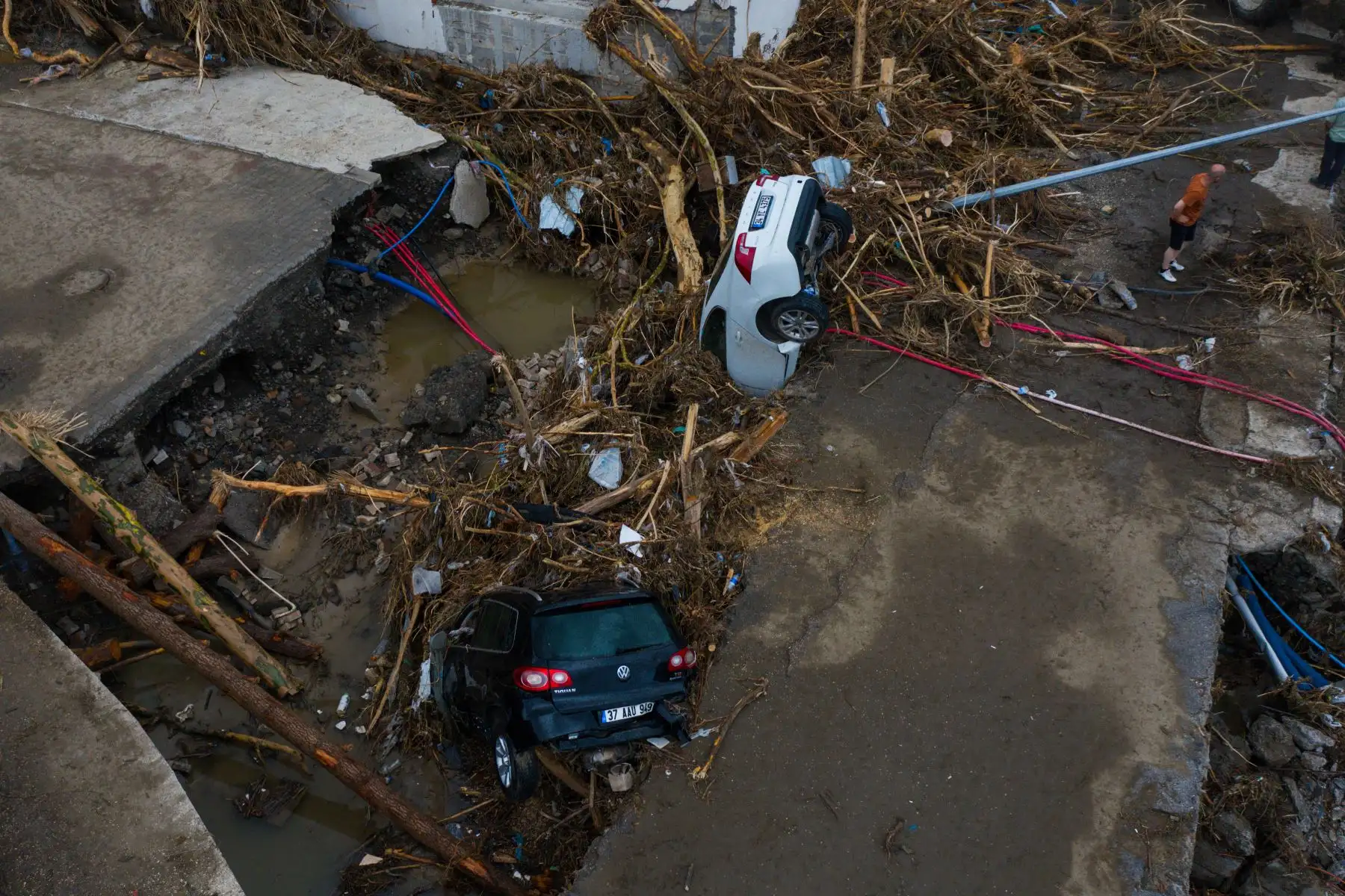 Edificios y vehículos dañados después que las inundaciones destruyeran parte de la ciudad de Bozkurt, en  Kastamonu, en la región del Mar Negro, Turquía. Foto: AFP