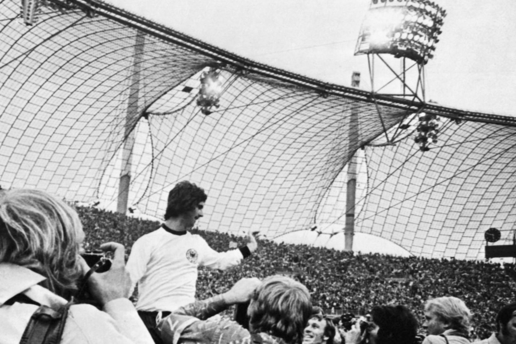 Gerd Müller de Alemania Occidental es llevado en triunfo por sus compañeros de equipo en el Estadio Olímpico de Múnich el 7 de julio de 1974 después de que Alemania Occidental se convirtiera en Campeón del Mundo de 1974. Foto: AFP