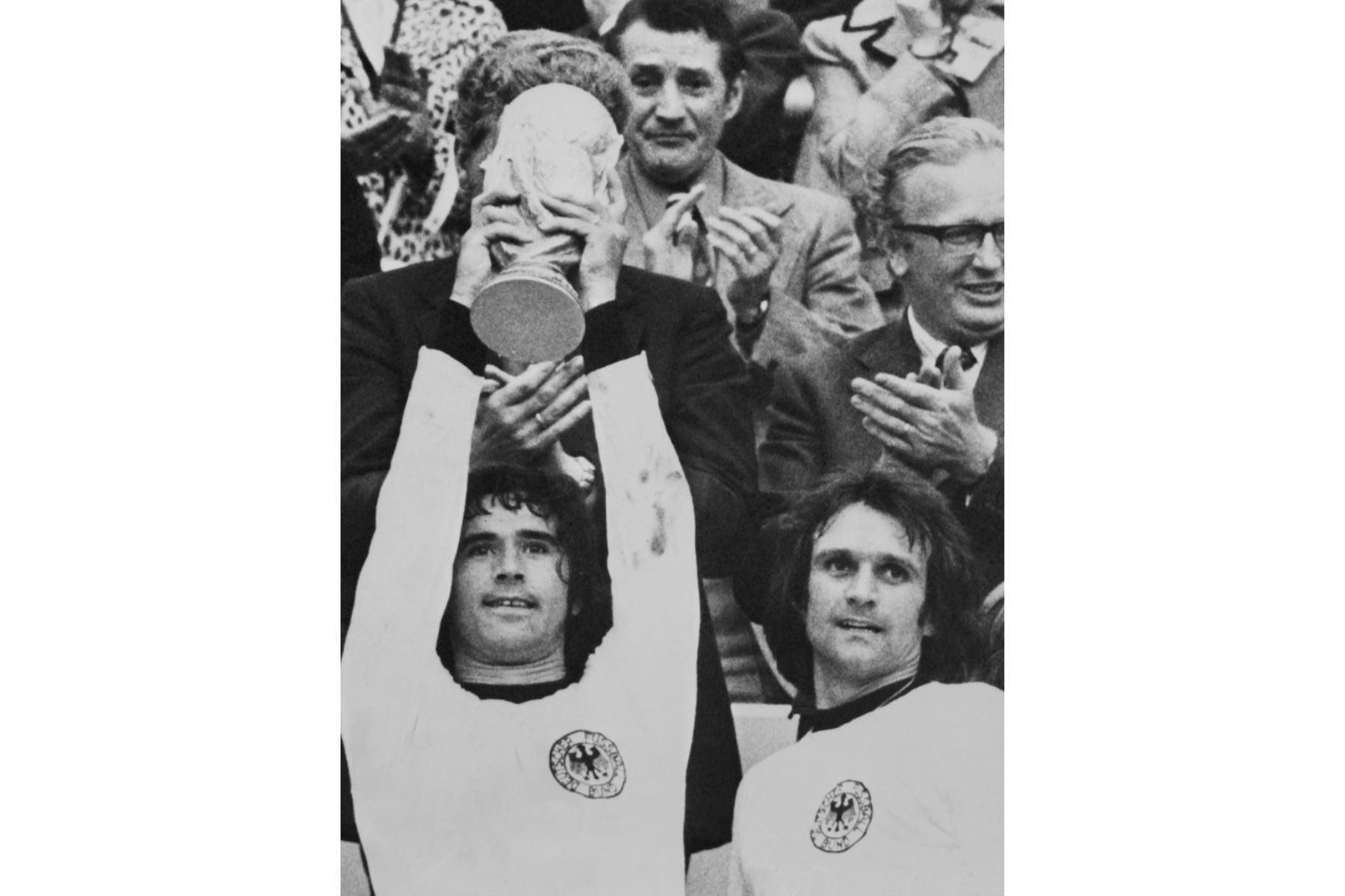 El alemán occidental Gerd Müller levanta la Copa del Mundo después de convertirse en campeón del mundo en la final de la Copa del Mundo de fútbol "Alemania Occidental - Holanda" en el Estadio Olímpico de Múnich el 7 de julio de 1974. Foto: AFP