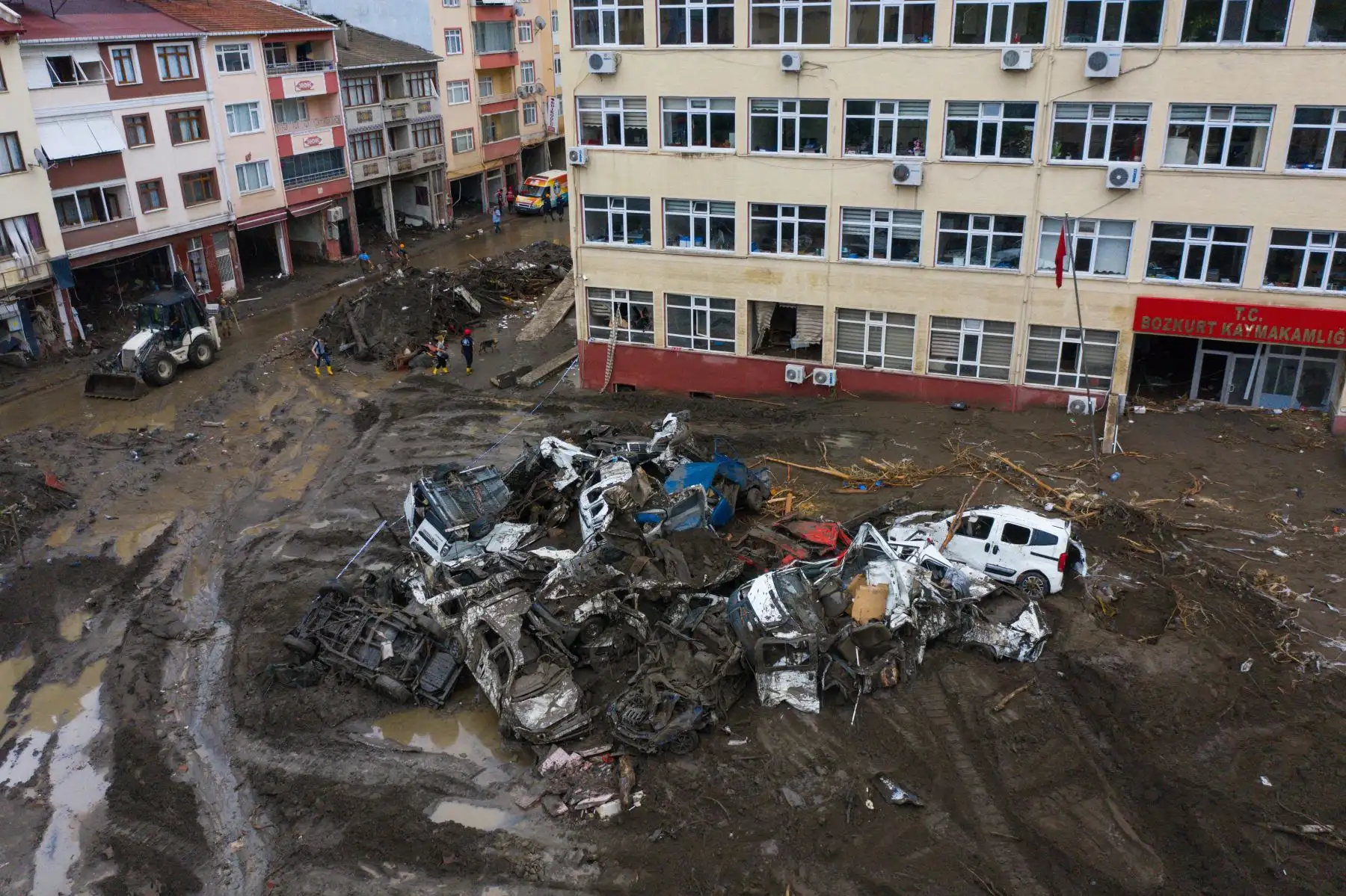 Una vista aérea muestra vehículos afectados después de que las inundaciones destruyeran partes de la ciudad de Bozkurt, en  Kastamonu, en la región del Mar Negro, Turquía. Foto: AFP