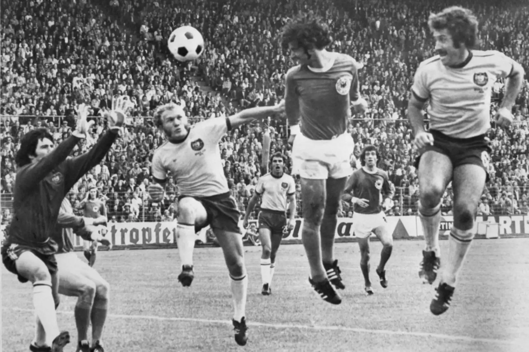 El delantero de Alemania Occidental, Gerd Mueller, marca con un cabezazo que supera al portero australiano Jack Reilly y a los defensores Manfred Schaefer y Ray Richards durante el partido de fútbol de la primera ronda de la Copa del Mundo entre Alemania Occidental y Australia en Hamburgo. Foto: AFP