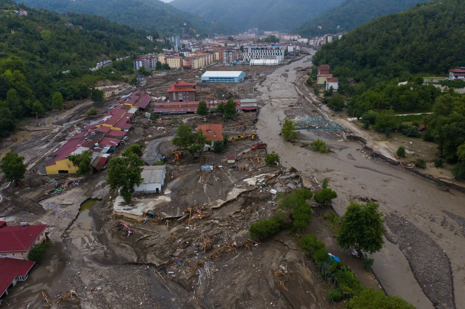 Una vista aérea muestra los edificios dañados cerca del arroyo Ezine luego que las inundaciones destruyeran parte de la ciudad de Bozkurt, en el distrito de Kastamonu, región del Mar Negro, Turquía. Foto: AFP