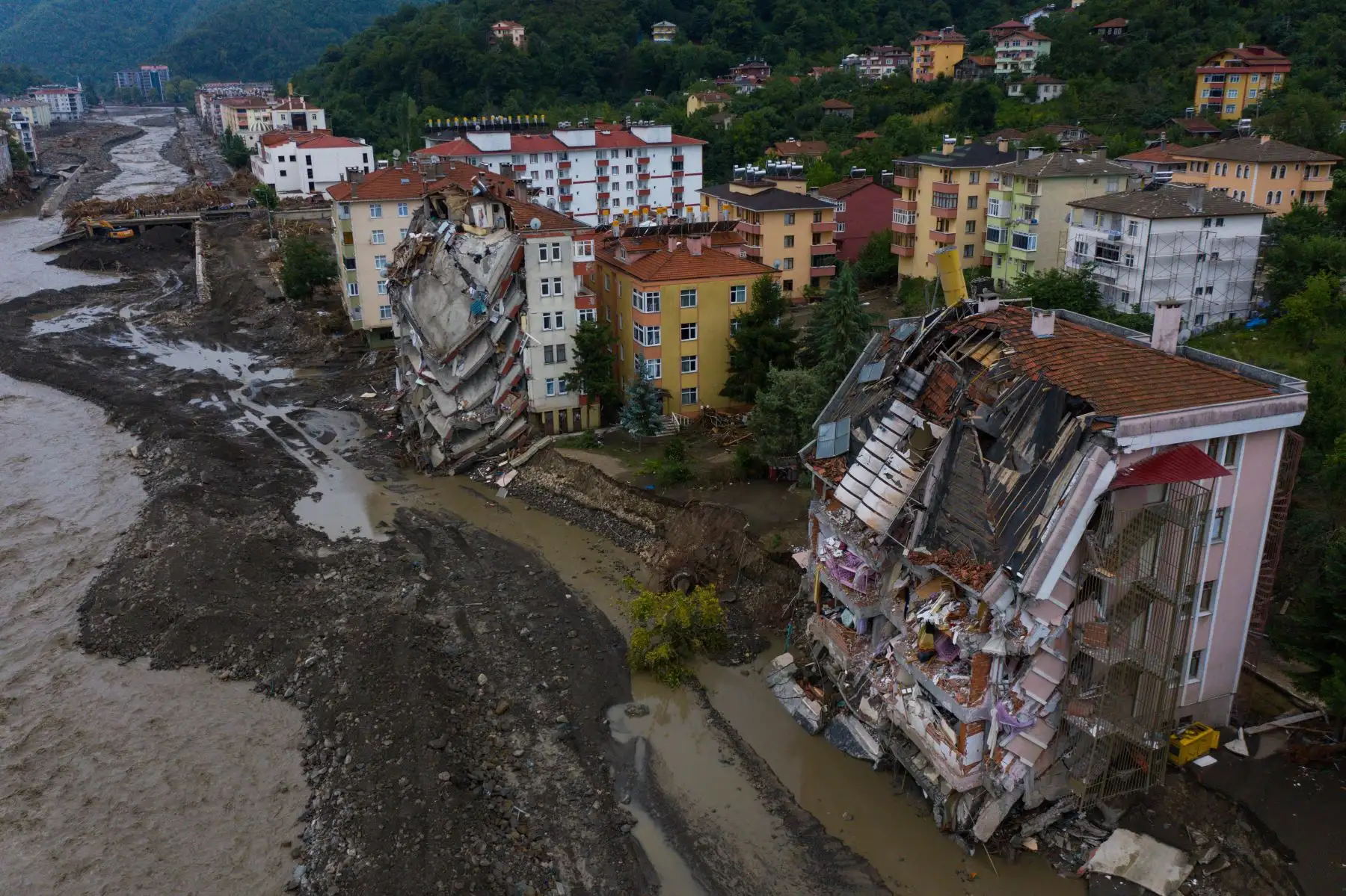 Una vista aérea muestra los edificios dañados cerca del arroyo Ezine luego que las inundaciones destruyeran parte de la ciudad de Bozkurt, en la provincia de Kastamonu, región del Mar Negro, Turquía. Foto: AFP