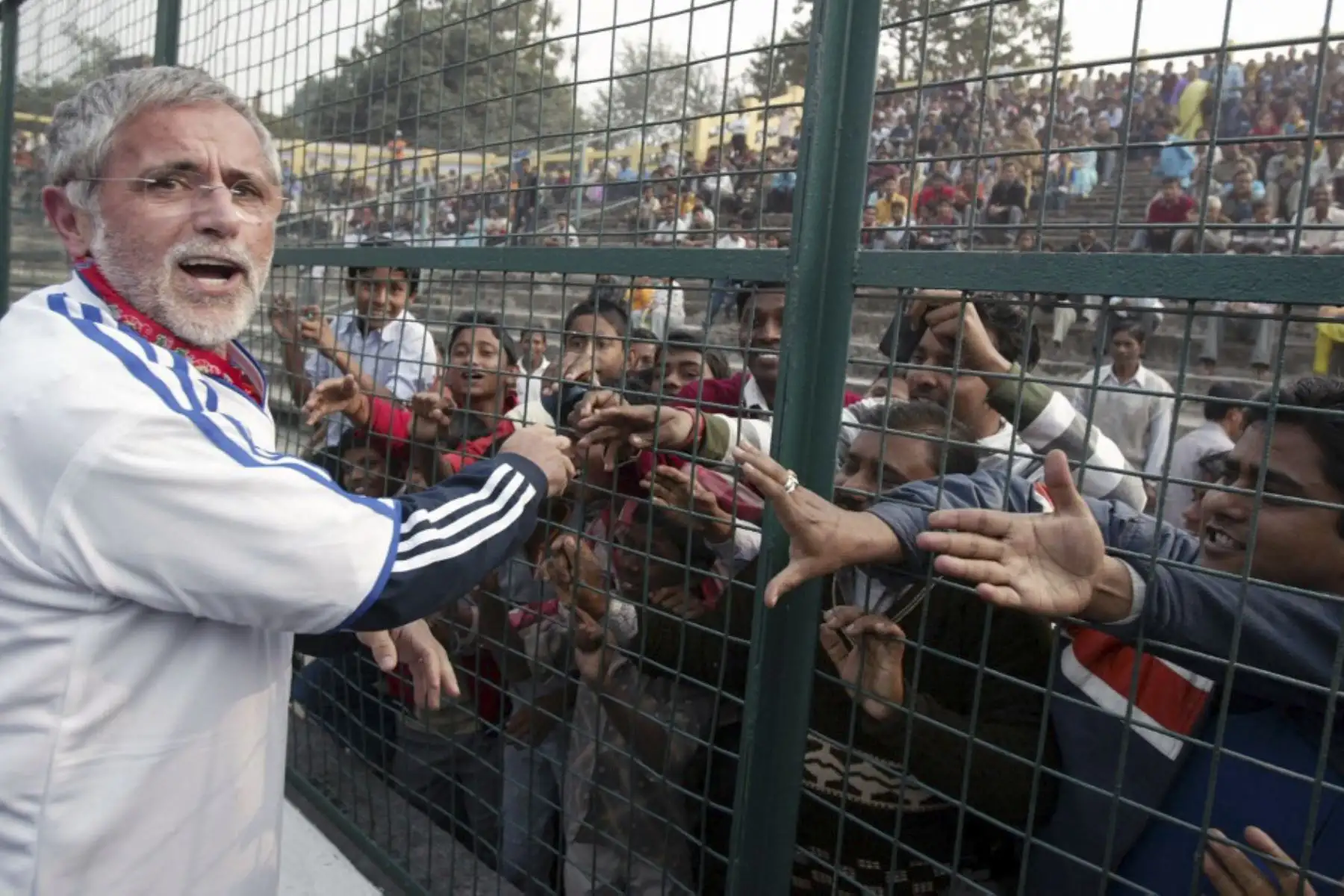 El exjugador de fútbol alemán Gerd Mueller, saluda a los espectadores antes del inicio de un amistoso entre el FC Bayern Munich-II y el 11 de Siliguri Mayor en el estadio Kanchenjungha de Siliguri, India. El legendario delantero alemán Gerd Mueller falleció en la madrugada del domingo 15 de agosto de 2021, a los 75 años, ha confirmado su ex club el Bayern de Múnich. Foto: AFP