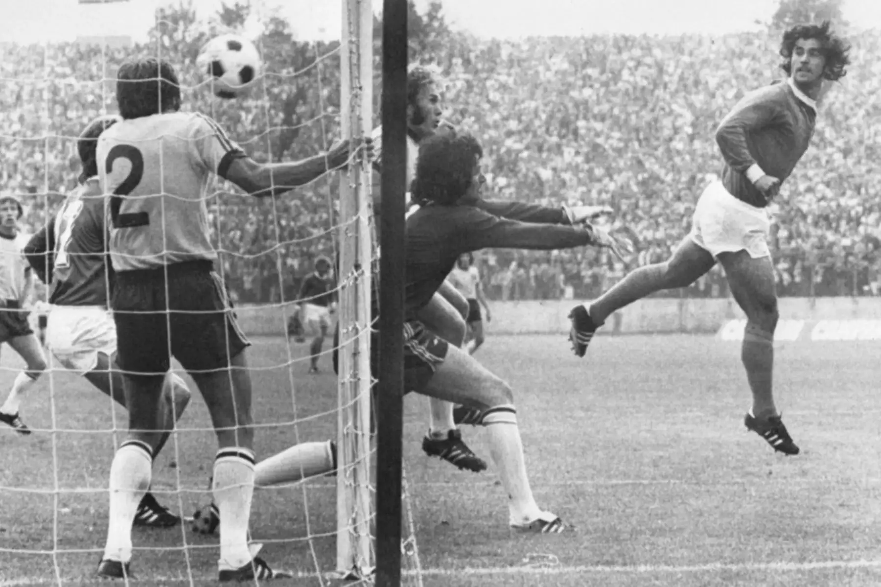En esta foto de archivo tomada el 18 de junio de 1974, el delantero de Alemania Occidental Gerd Mueller anota con un cabezazo sobre el portero australiano Jack Reilly y el defensor Doug Utjesenovic durante el partido de fútbol de la primera ronda de la Copa del Mundo entre Alemania Occidental y Australia en Hamburgo. Foto: AFP