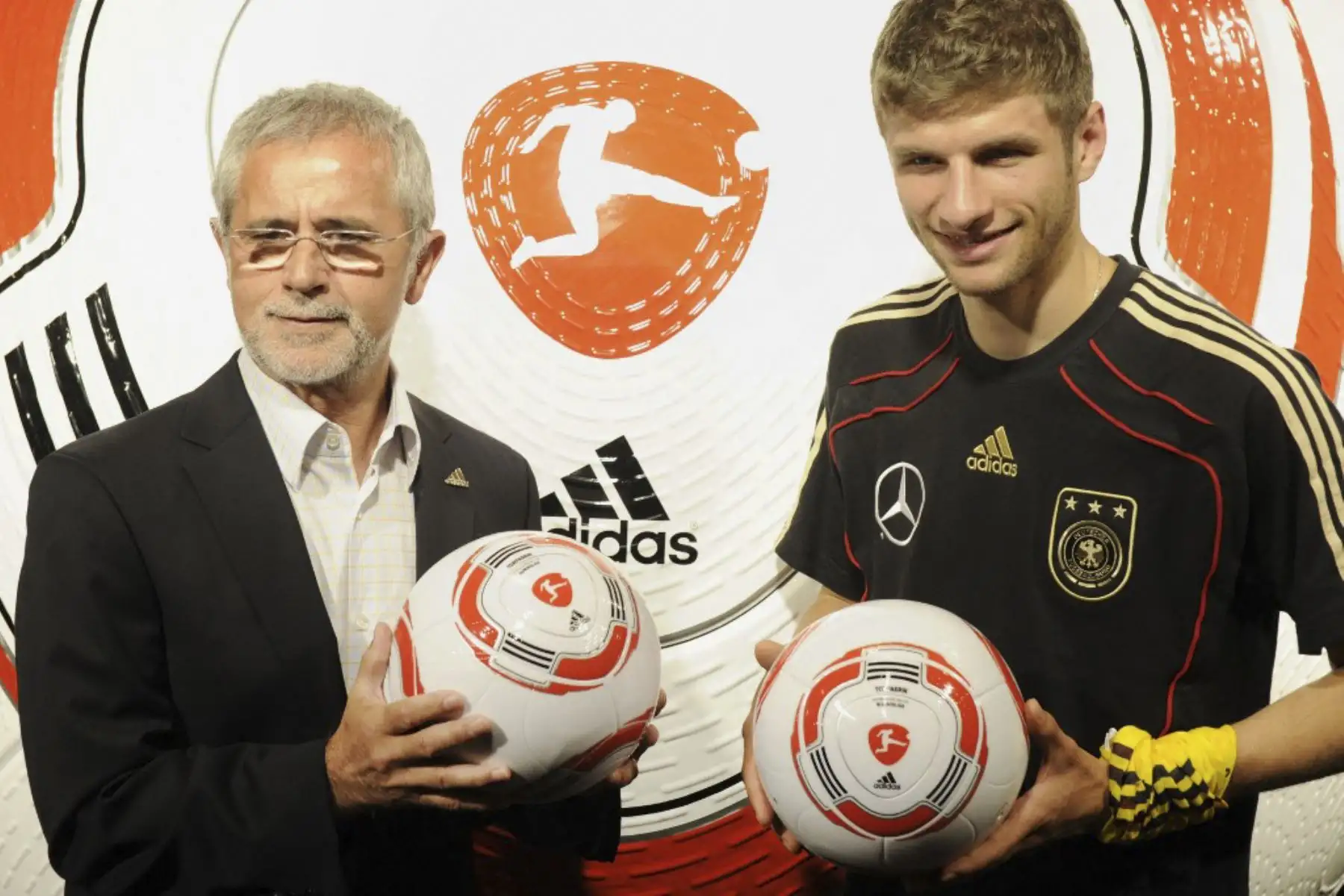 El delantero alemán Thomas Mueller (derecha) y la leyenda del fútbol alemán Gerd Mueller posan con el entonces nuevo balón del gigante deportivo alemán Adidas para la Bundesliga en el hotel Velmore en Erasmia, cerca de Pretoria, Sudáfrica. Foto: AFP