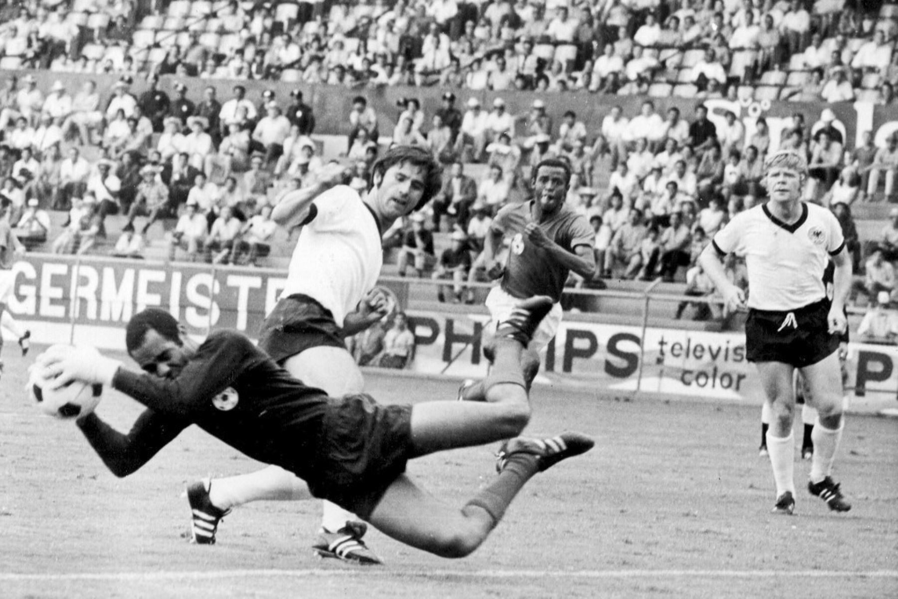 El portero marroquí Ben Kassou Allal atrapa el balón mientras se zambulle delante del delantero alemán Gerhard Müller el 03 de junio de 1970 en León durante la primera ronda de la Copa del Mundo de fútbol entre Alemania y Marruecos. Foto: AFP