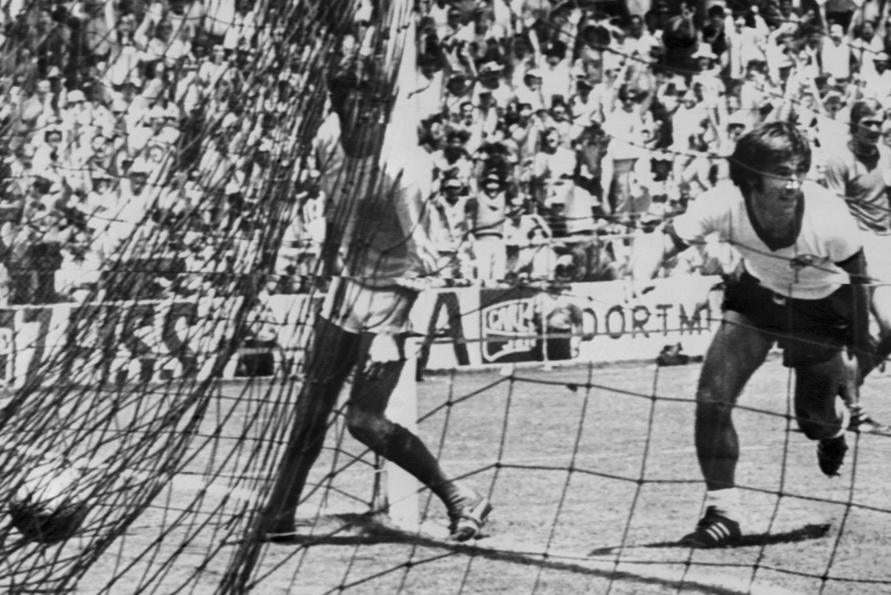 Gerhard Mueller celebra tras anotar el gol de la victoria en la prórroga pasado el portero inglés Peter Bonetti en los cuartos de final de la Copa del Mundo de fútbol entre Alemania Occidental e Inglaterra el 14 de junio de 1970 en León, México. Foto: AFP