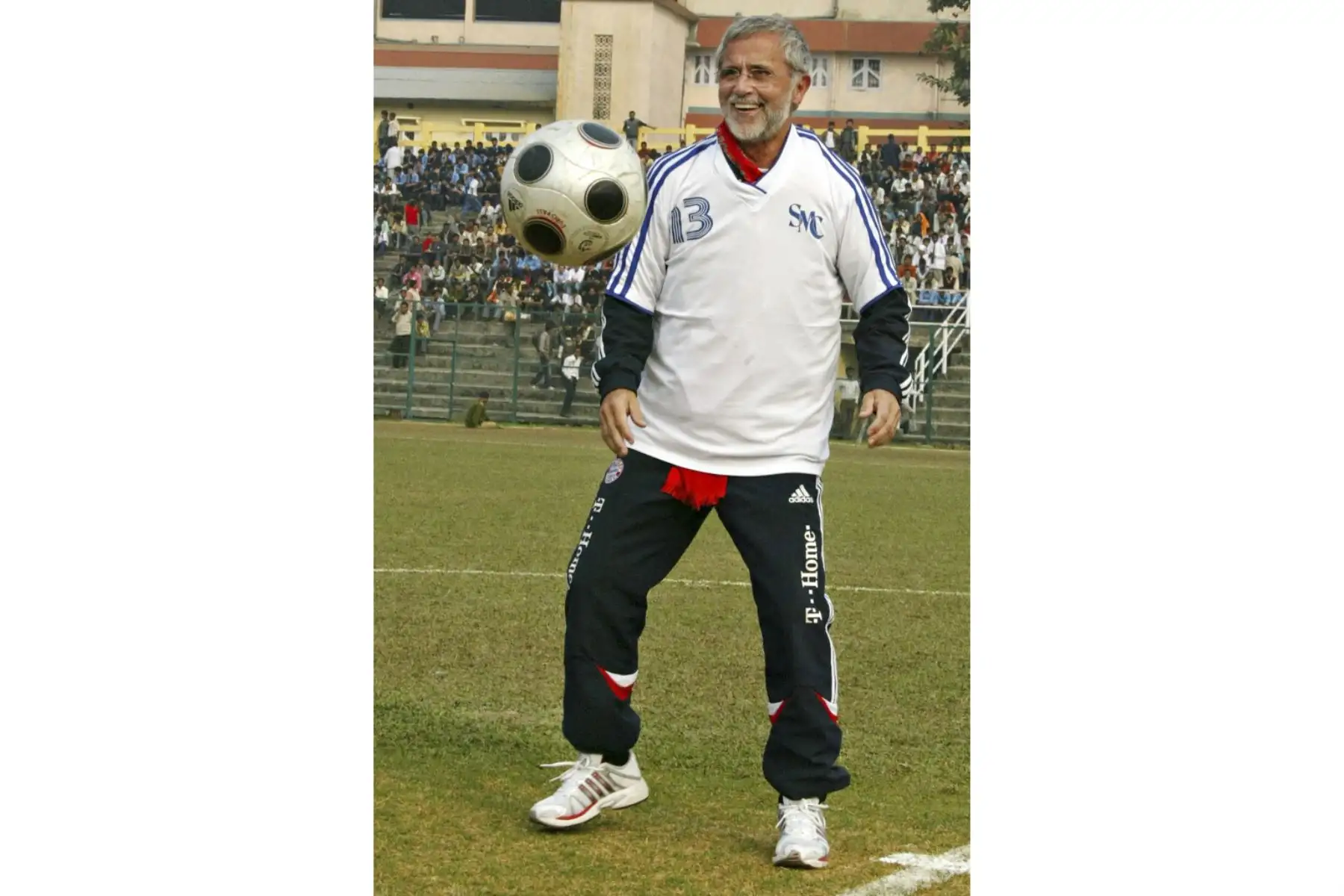 El ex jugador de fútbol alemán Gerd Muller mira después de patear el balón antes del inicio de un amistoso entre el FC Bayern Munich-II y el Siliguri Mayor