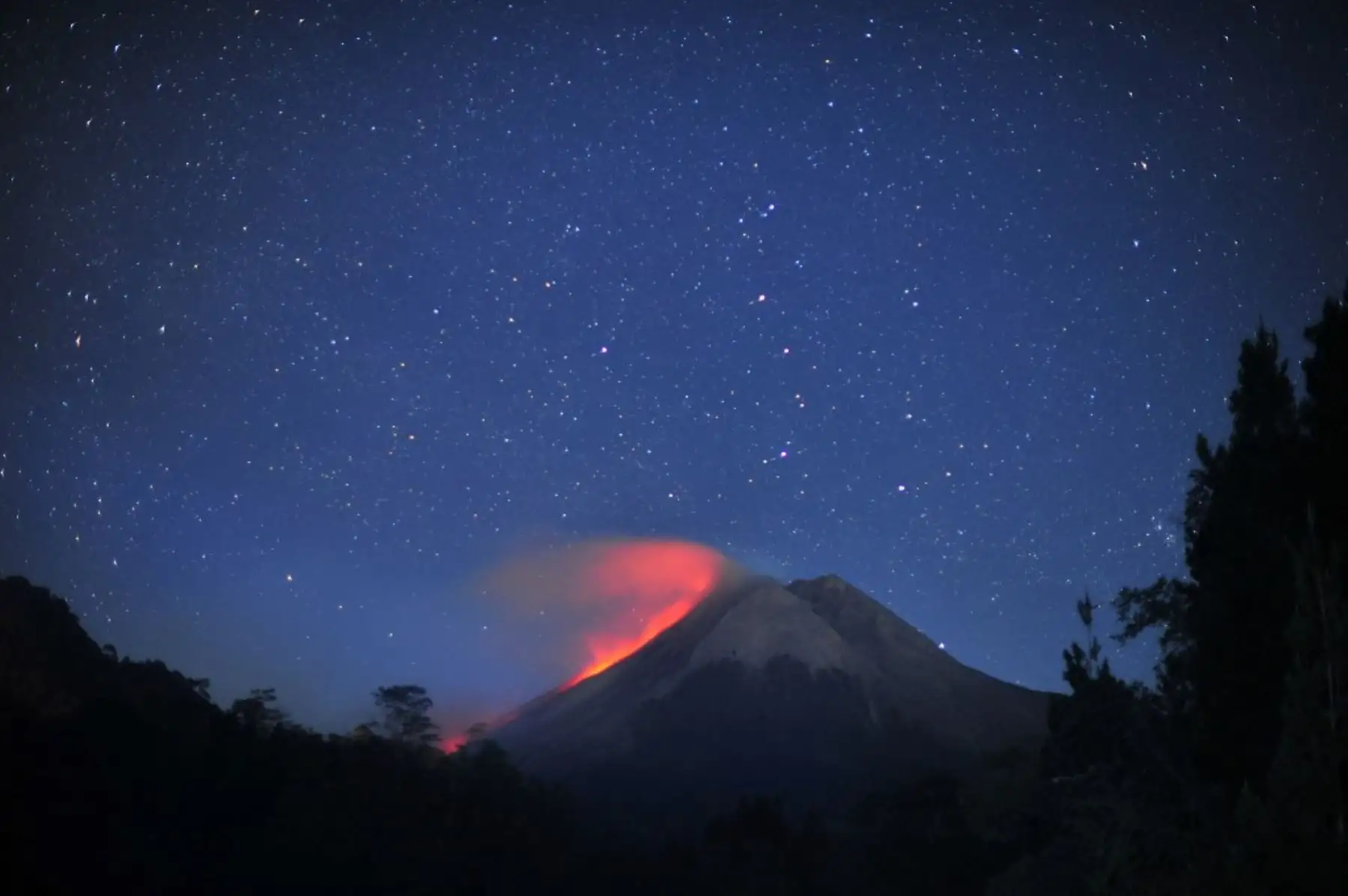 El monte Merapi, el volcán más activo de Indonesia, arroja cenizas y lava como se ve desde Sleman en Yogyakarta el 11 de agosto de 2021. Foto: AFP