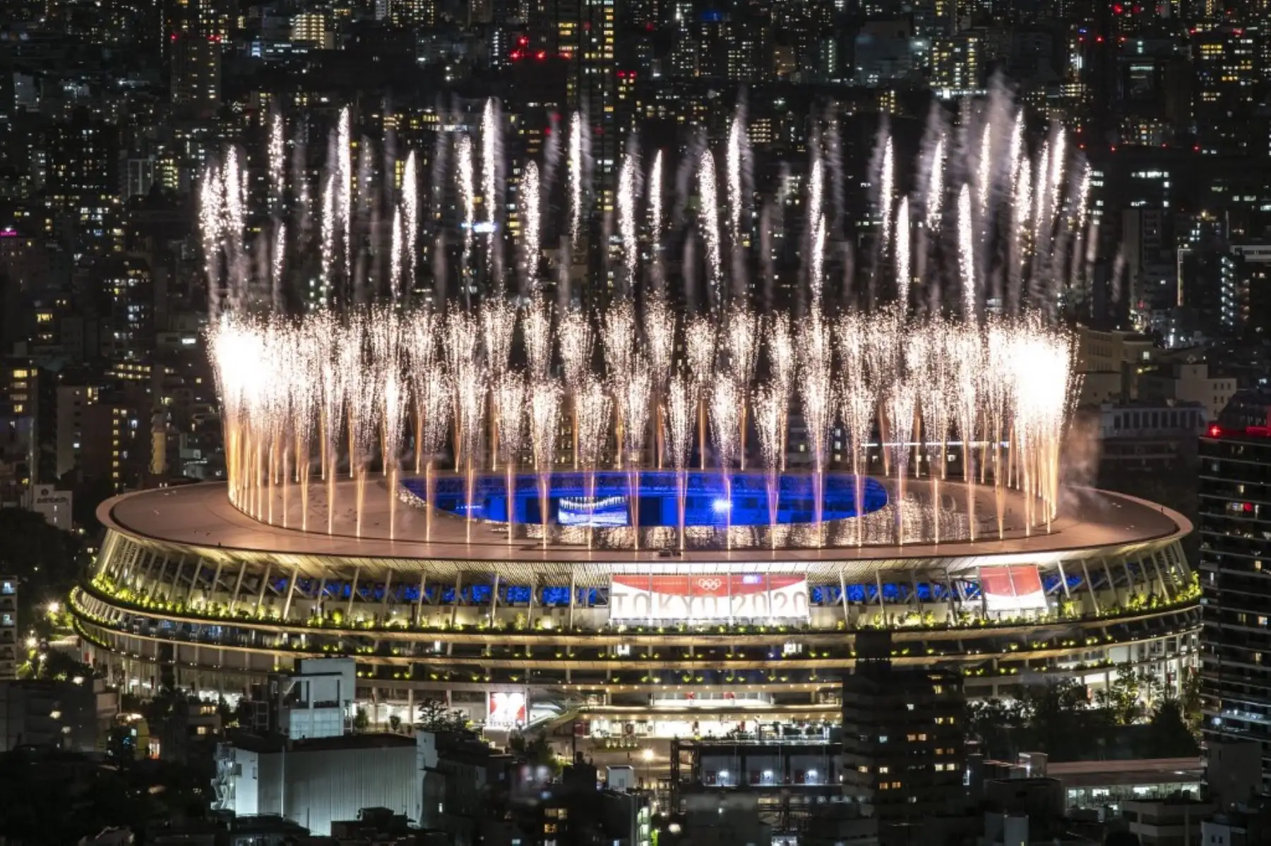 Los fuegos artificiales iluminan el cielo sobre el Estadio Olímpico durante la ceremonia de clausura de los Juegos Olímpicos de Tokio 2020, en Tokio, el 8 de agosto de 2021. Foto: AFP