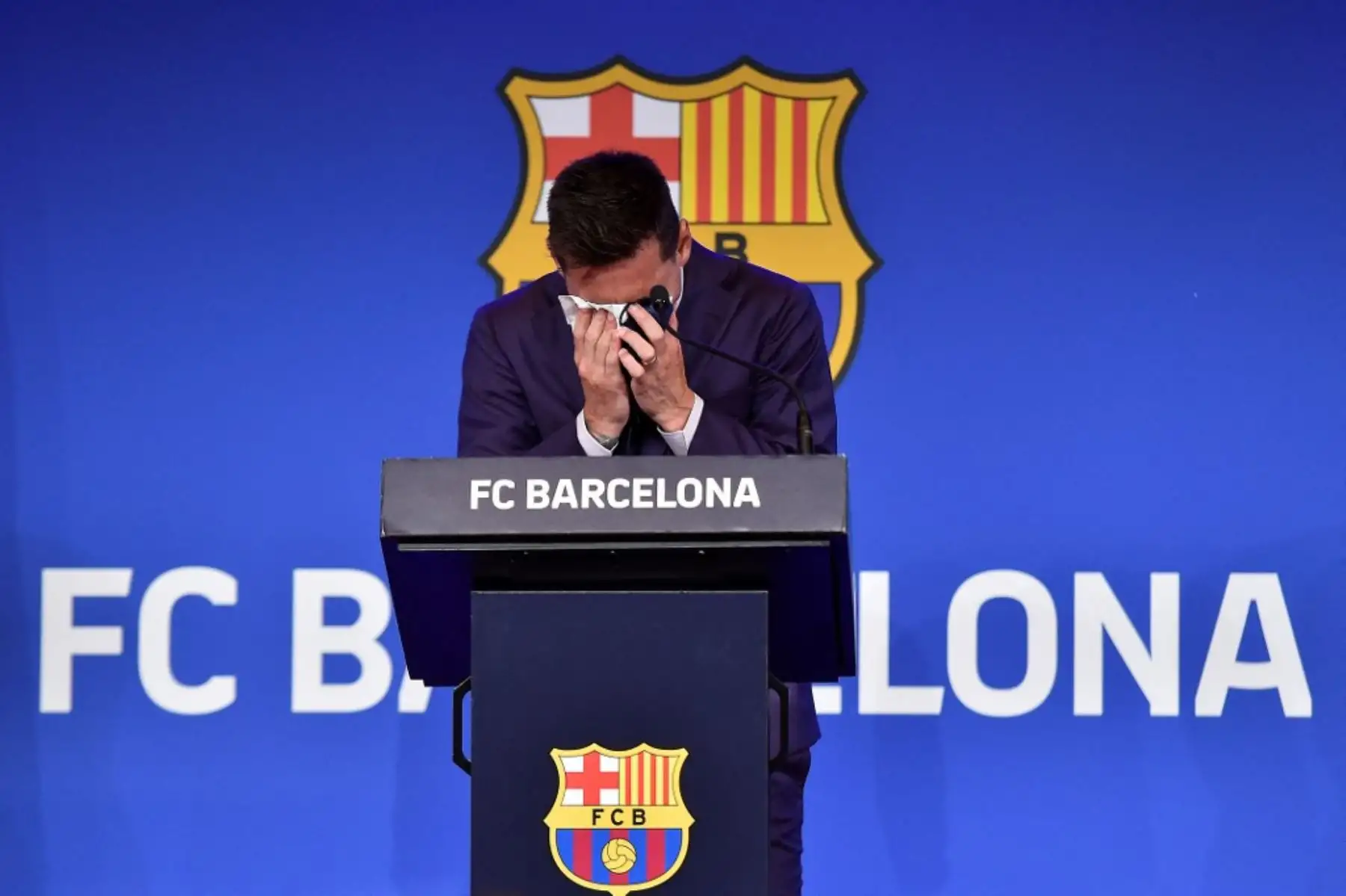 El delantero argentino del Barcelona Lionel Messi llora durante una conferencia de prensa en el estadio Camp Nou de Barcelona el 8 de agosto de 2021. Foto: AFP