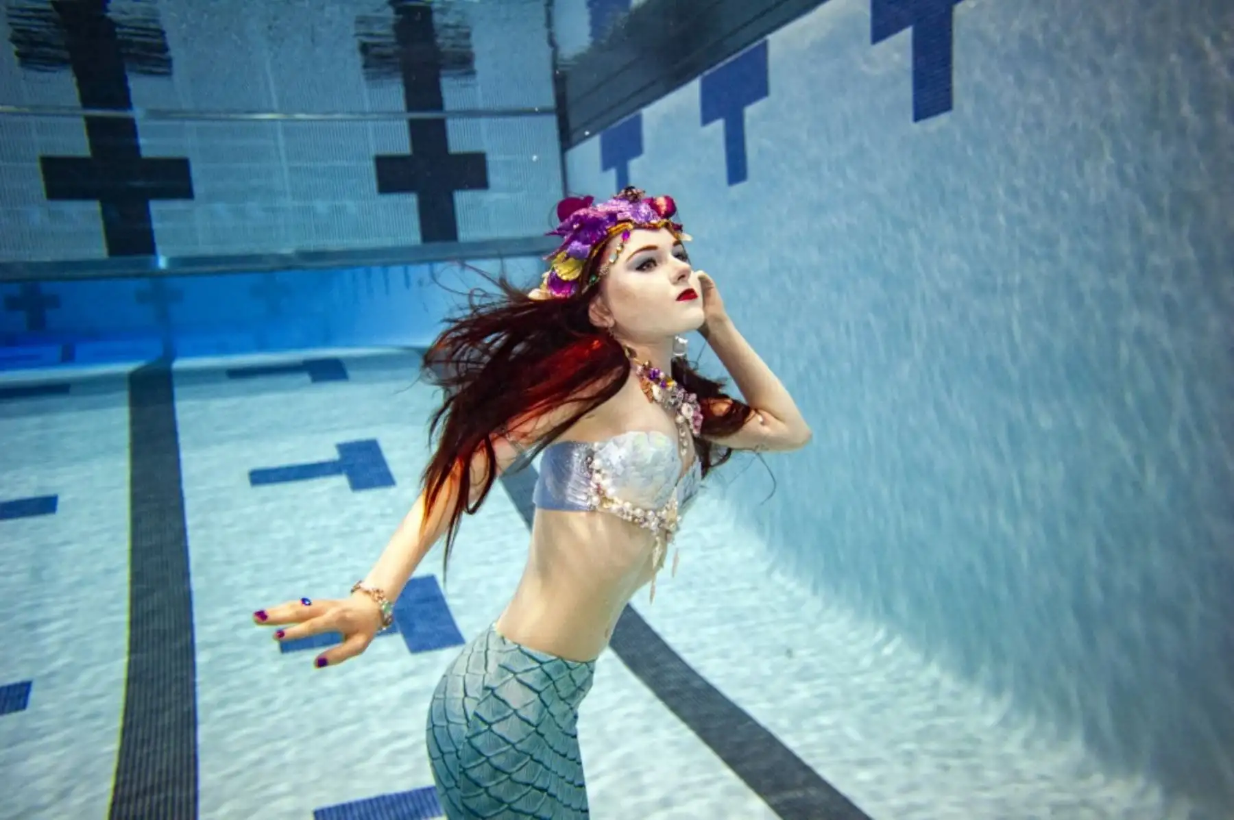 Una sirena posa bajo el agua durante una sesión con el fotógrafo Brett Stanley durante MerMagic Con en el Freedom Aquatic Center en Manassas, Virginia. Foto: AFP