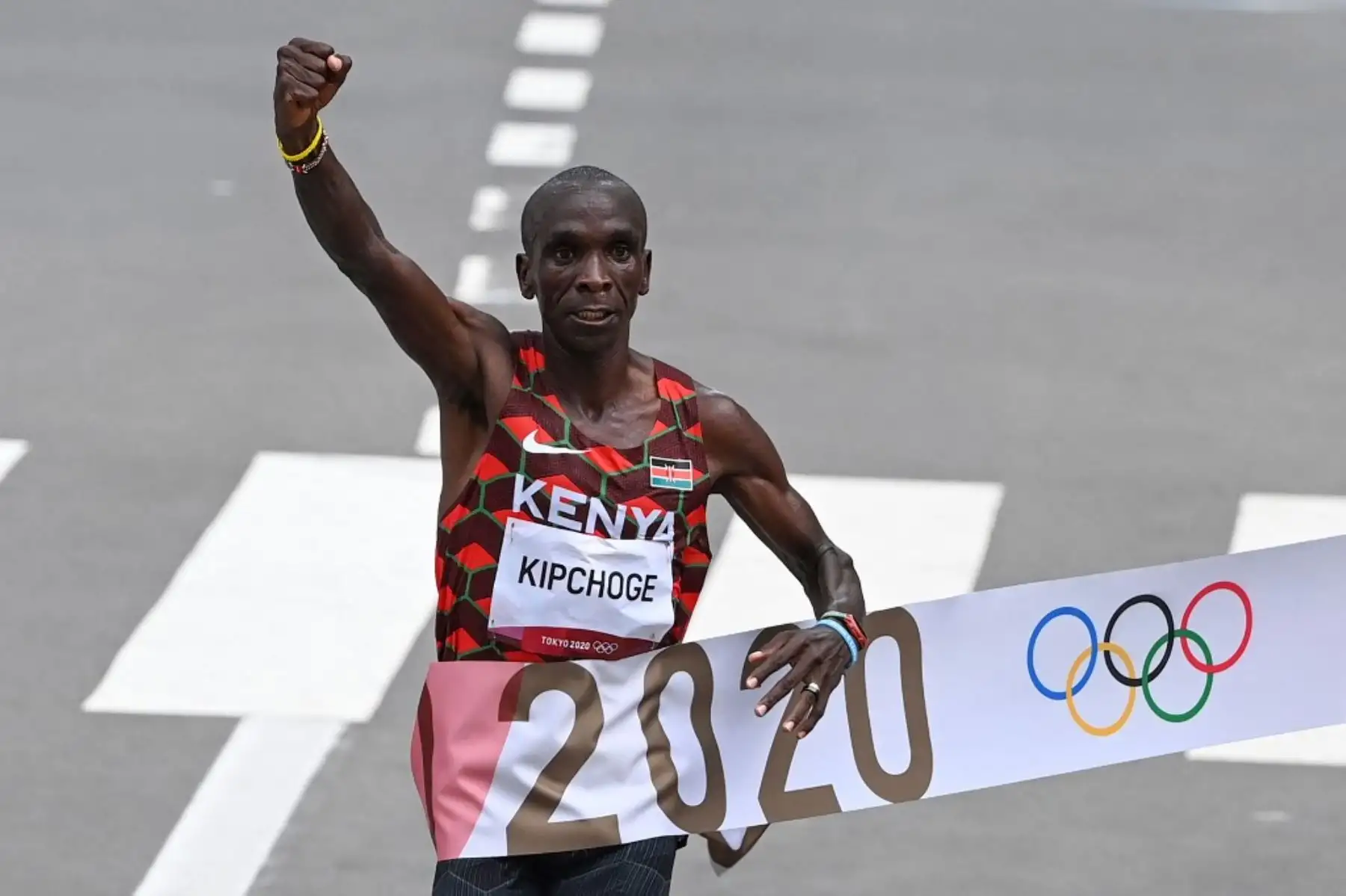 Eliud Kipchoge de Kenia cruza la línea de meta para ganar la final de maratón masculino durante los Juegos Olímpicos de Tokio 2020 en Sapporo. Foto: AFP