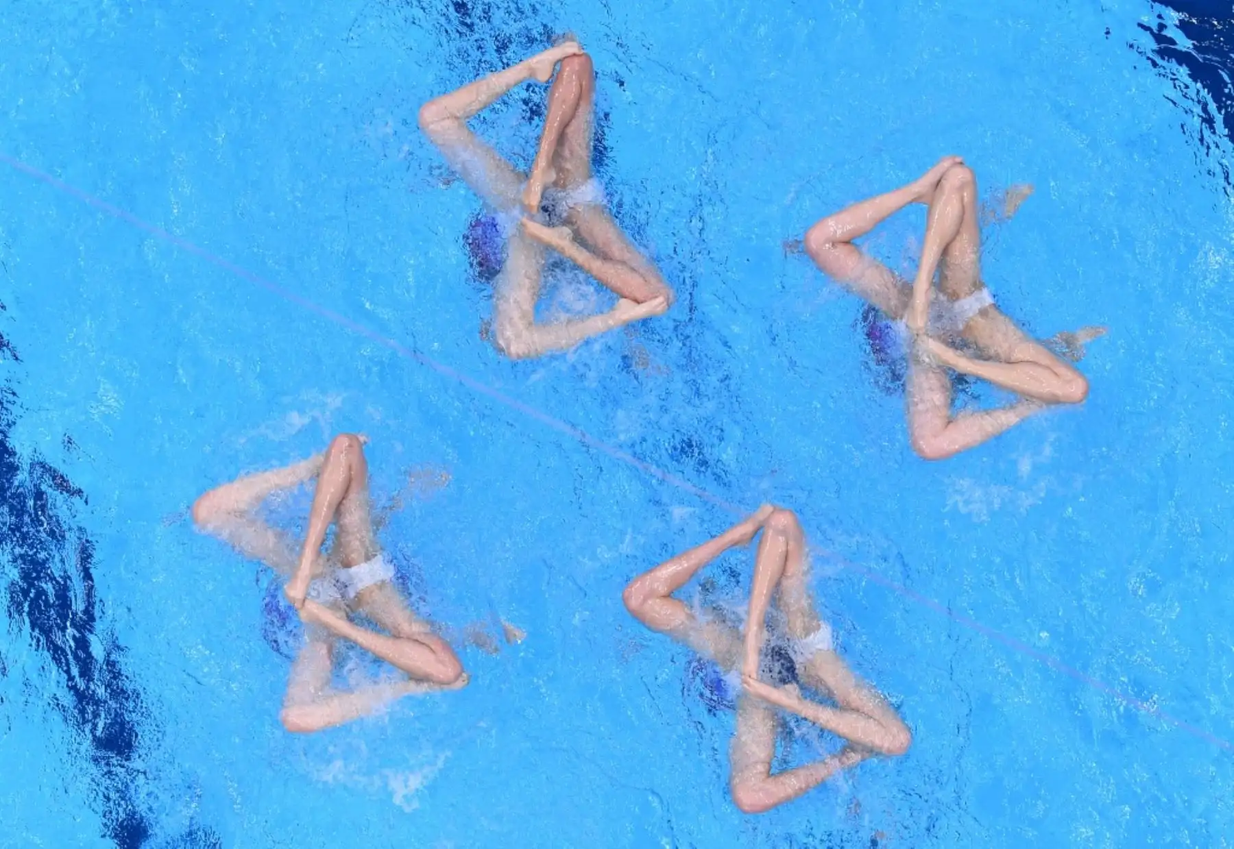 Una descripción general muestra que el equipo de China compite en el evento de natación artística de rutina libre por equipos durante los Juegos Olímpicos de Tokio 2020 en el Centro Acuático de Tokio. Foto: AFP