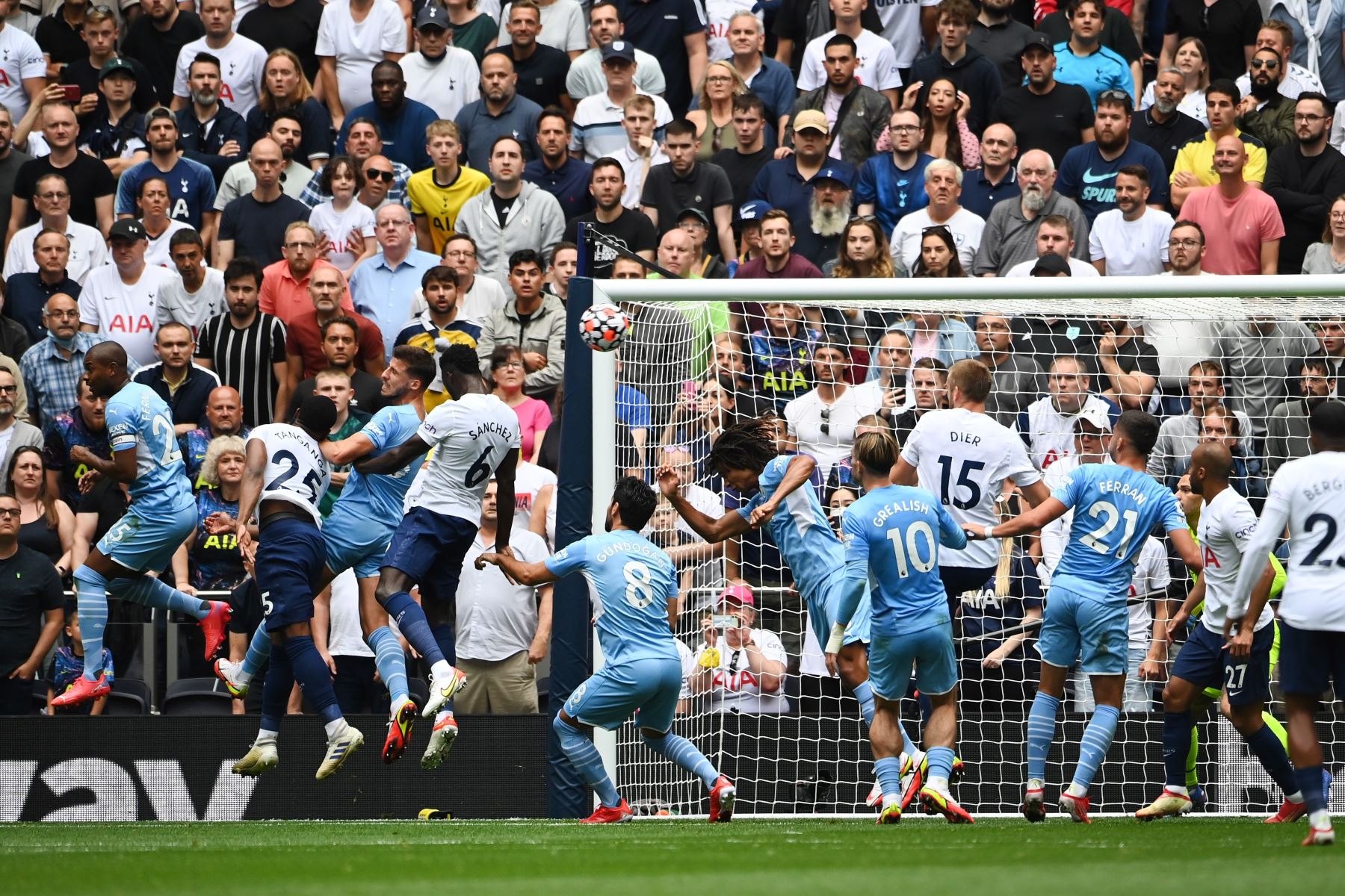 Pierre- Emile Hojbjerg del Tottenham pierde la oportunidad de marcar durante el partido de la Premier League, en Londres. Foto: EFE