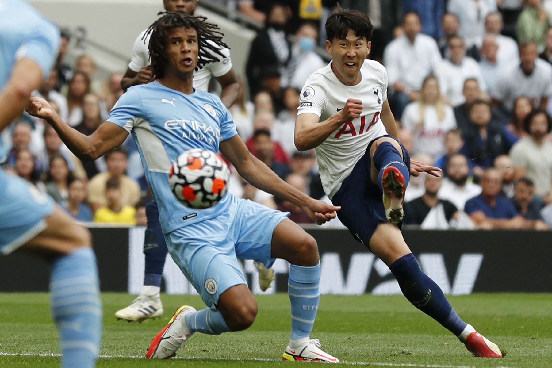 El delantero surcoreano del Tottenham Hotspur, Son Heung-Min, marca el gol de apertura durante el partido ante Manchester City por la Premier League, en Londres. Foto: AFP