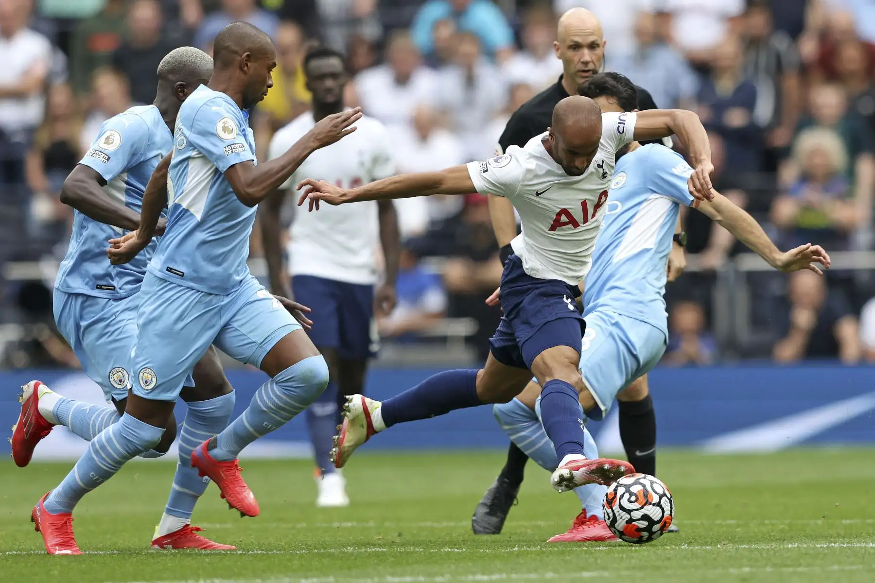 El centrocampista brasileño del Manchester City, Fernandinho, compite con el centrocampista brasileño del Tottenham Hotspur Lucas Moura durante el partido de la Premier League, en Londres. Foto: AFP