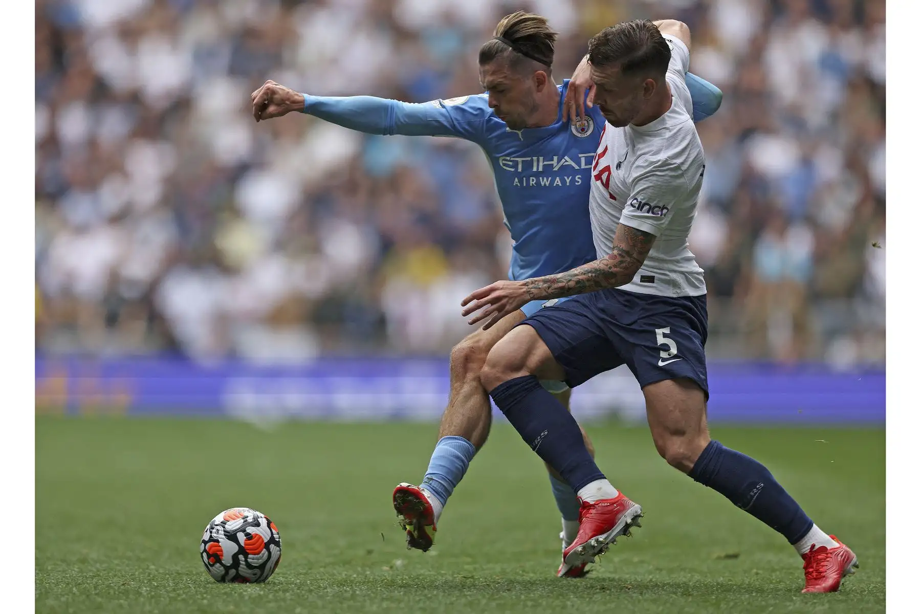 El mediocampista danés del Tottenham Hotspur, Pierre-Emile Hojbjerg, compite con el mediocampista inglés del Manchester City, Jack Grealish, durante el partido de la Premier League, en Londres. Foto: AFP