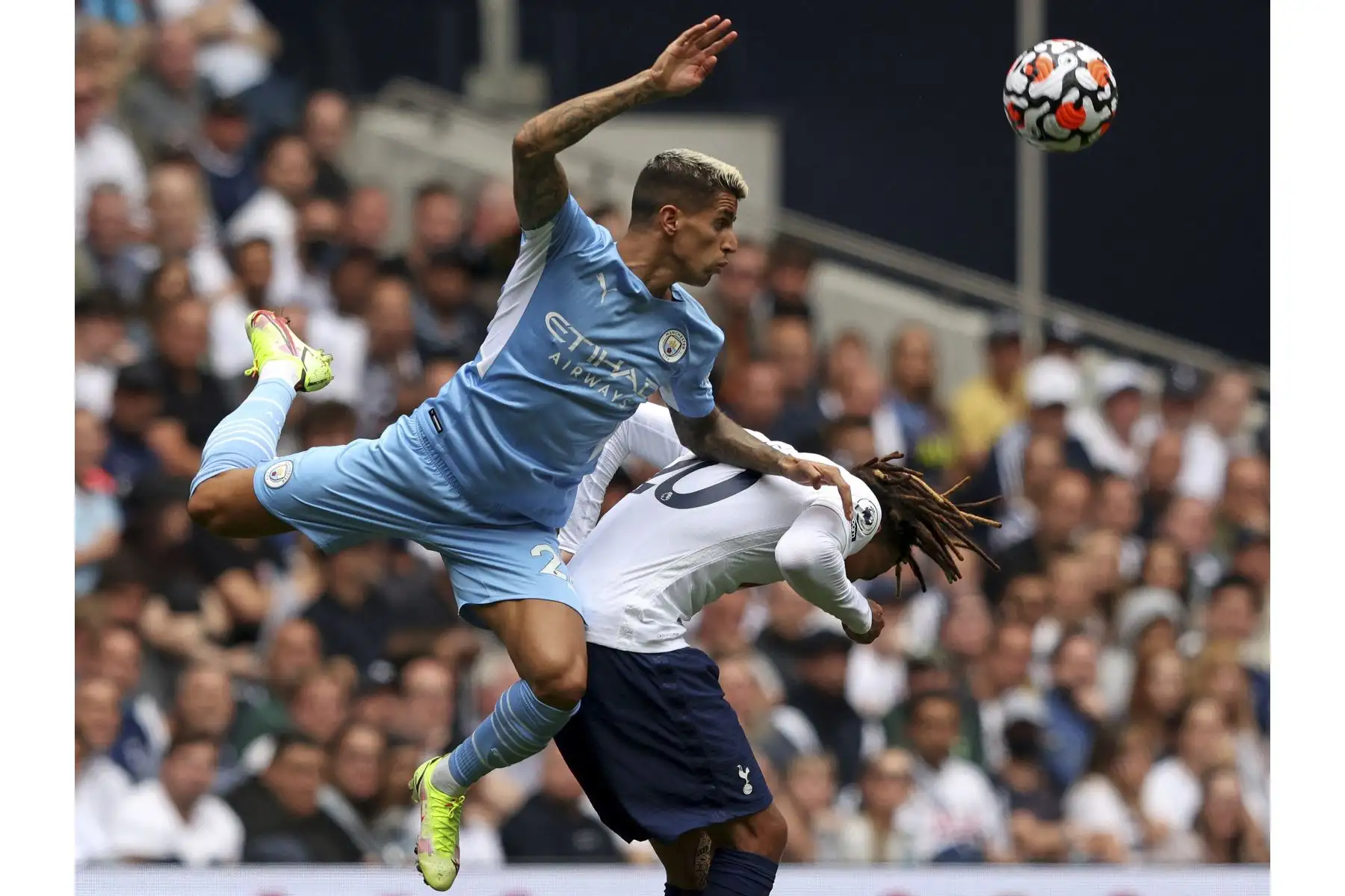 El defensor portugués del Manchester City, Joao Cancelo, compite con el centrocampista inglés del Tottenham Hotspur Dele Alli durante el partido de la Premier League, en Londres. Foto: AFP