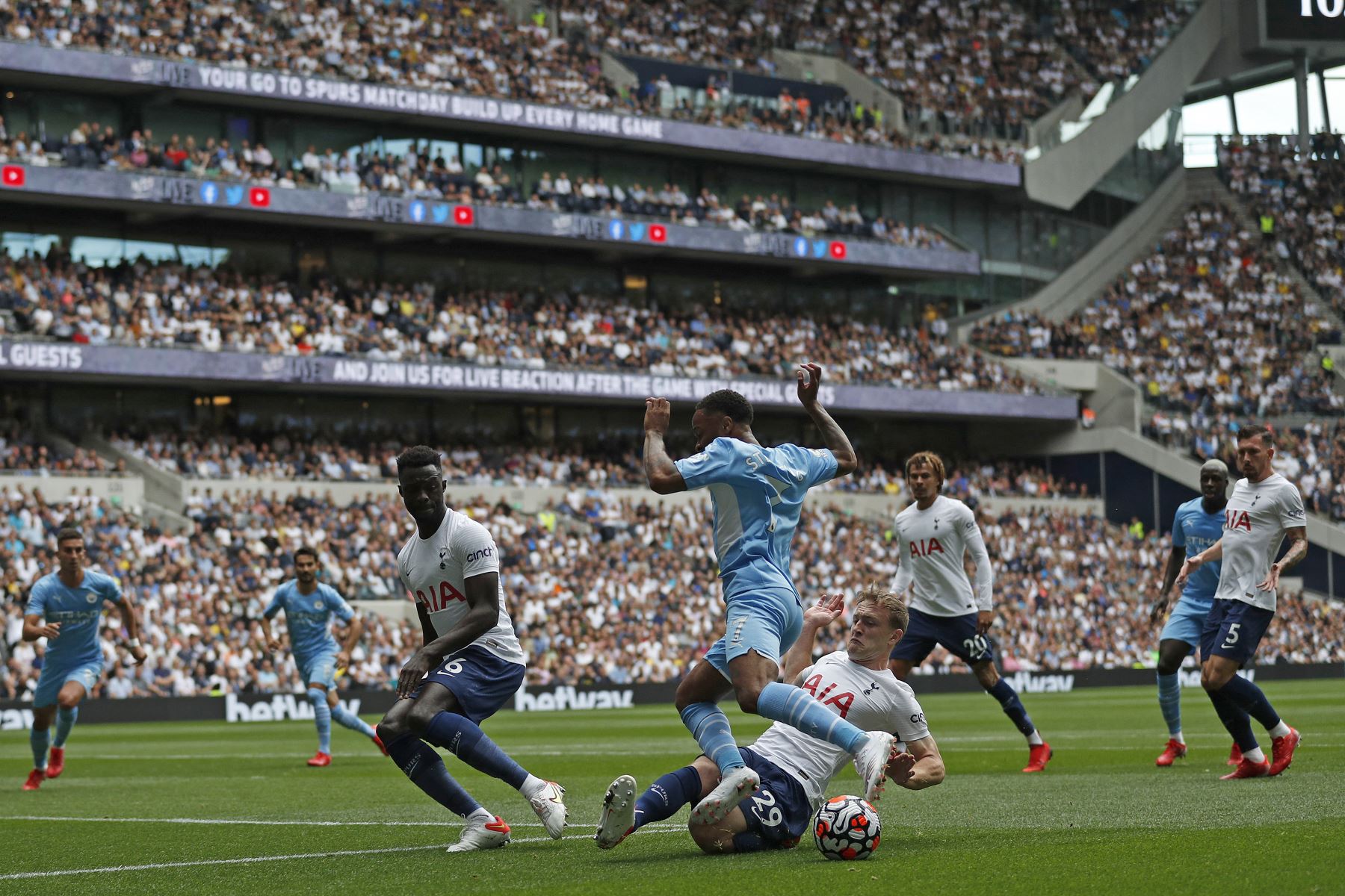 El mediocampista inglés del Tottenham Hotspur, Oliver Skipp, desafía al mediocampista inglés del Manchester City, Raheem Sterling, durante el partido por la Premier League, en Londres. Foto: AFP