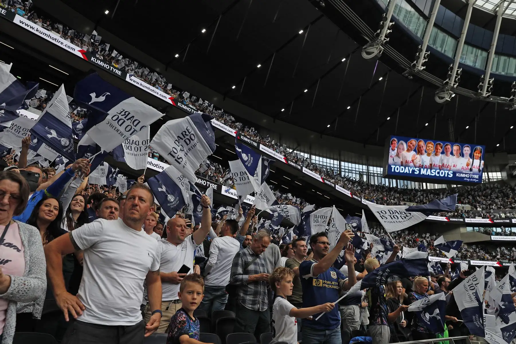 Los aficionados del Tottenham Hotspur alientan a su equipo durante partido ante Manchester City por la Premier League, en Londres. Foto: AFP