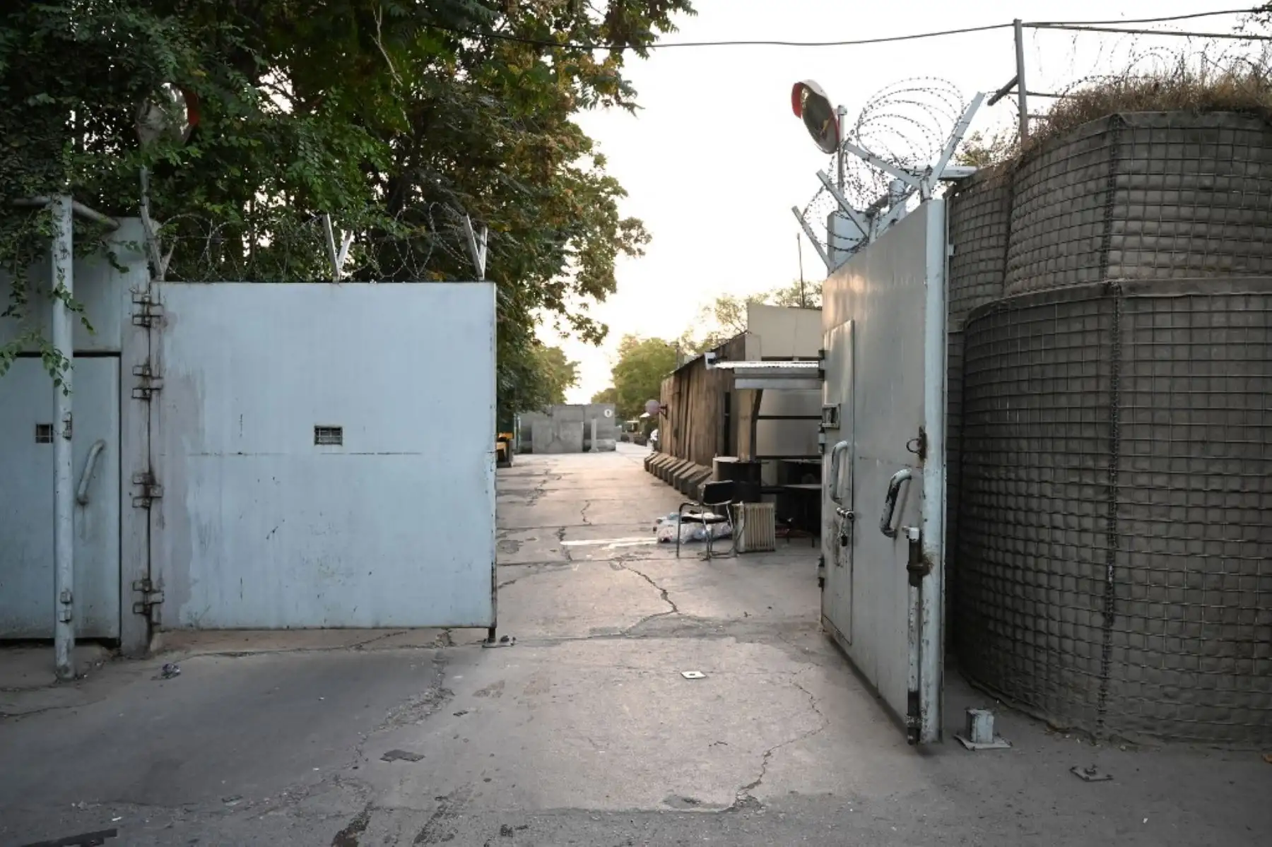 La puerta de entrada de la embajada canadiense se muestra después de la evacuación en Kabul el 15 de agosto de 2021. Foto: AFP