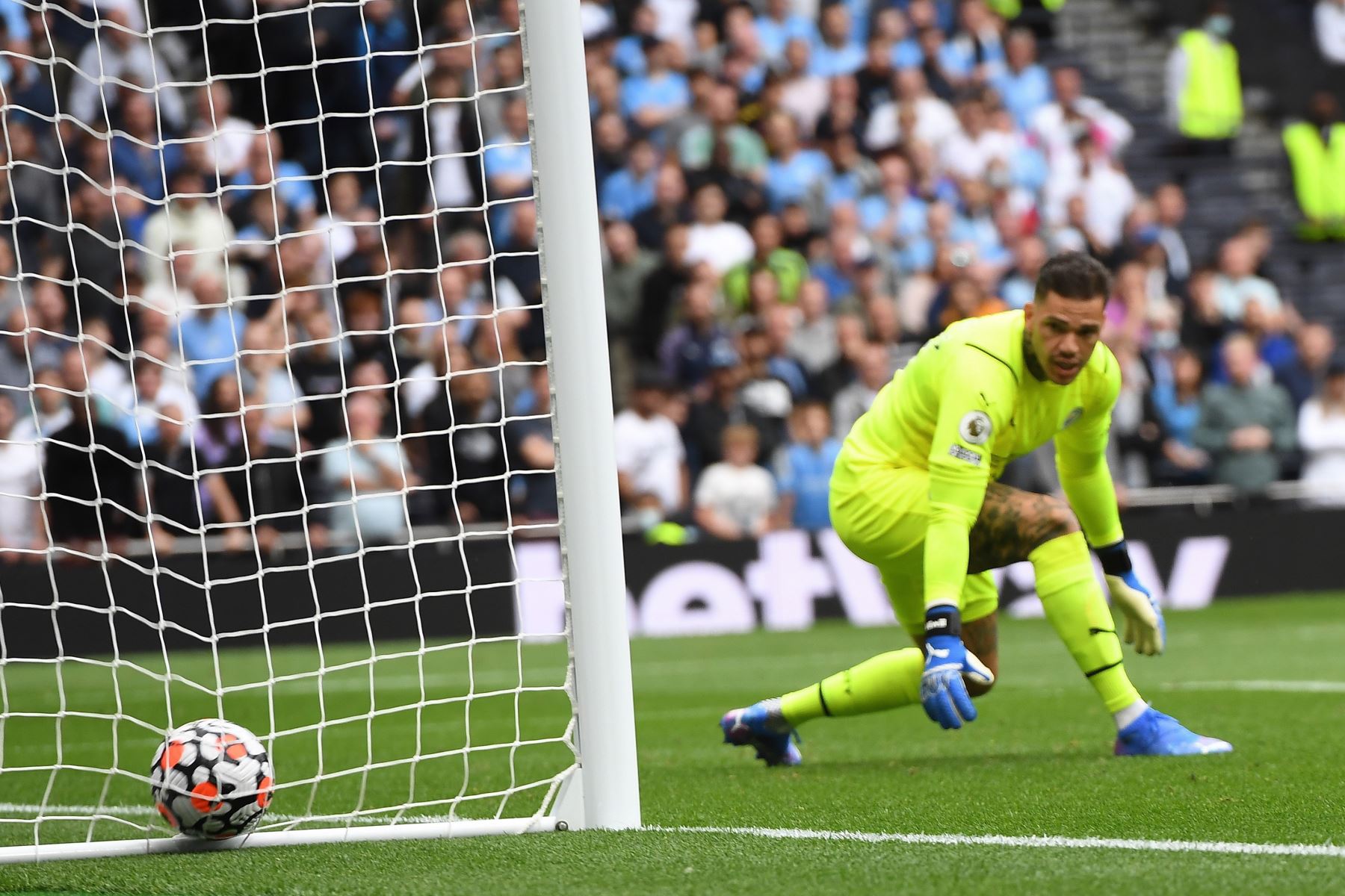 El portero del Manchester City, Ederson, observa el balón rodar hacia la esquina de su red tras el disparo de larga distancia de Son Heung-Min del Tottenham durante partido por la Premier League, en Londres. Foto: EFE