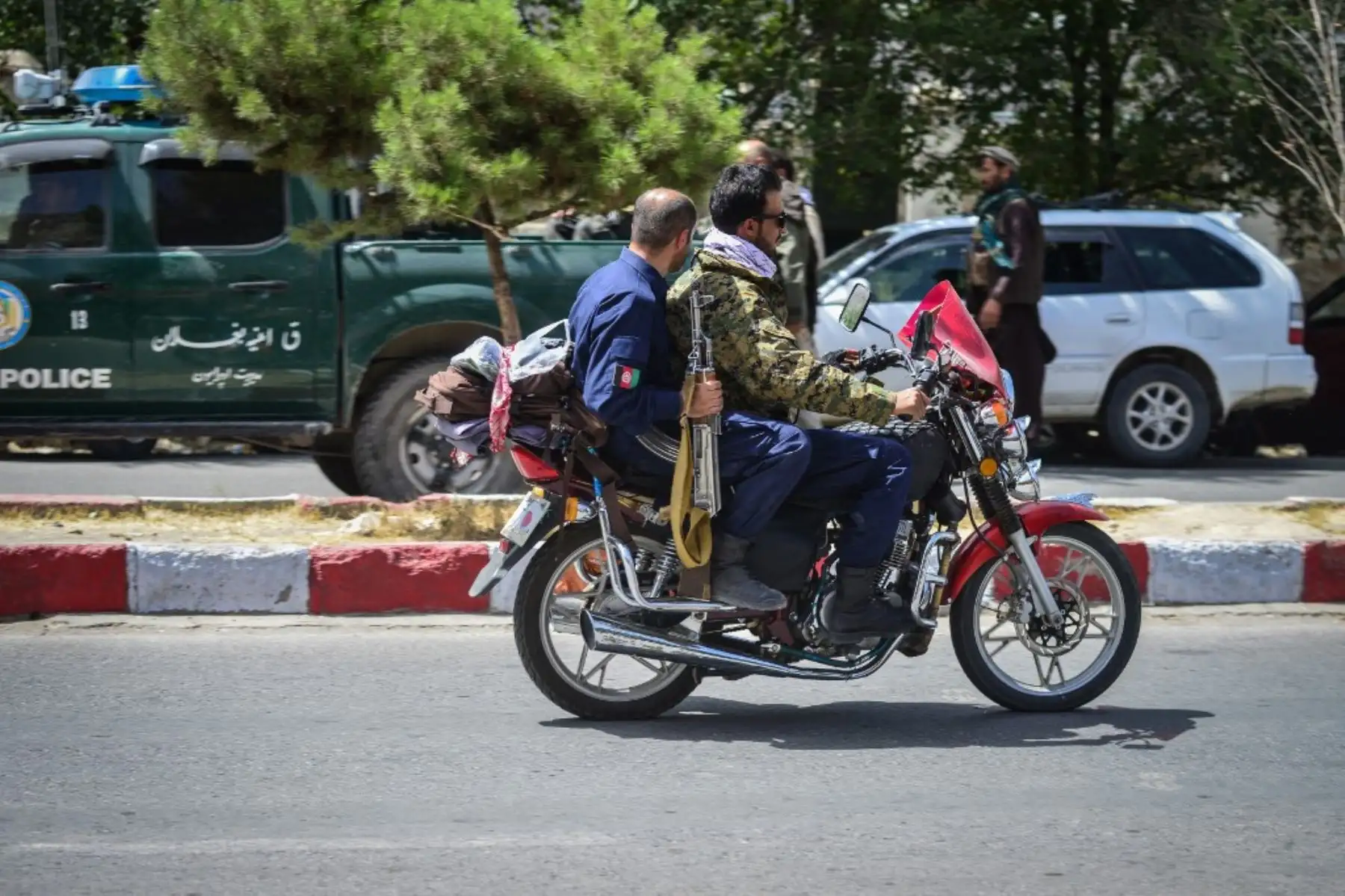 Soldados de las fuerzas de seguridad afganas viajan en motocicleta por una carretera en la provincia de Panjshir en Afganistán el 15 de agosto de 2021. Foto: AFP