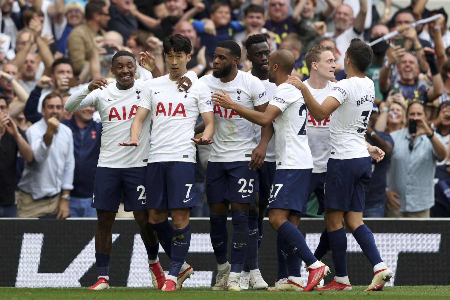 El delantero surcoreano del Tottenham Hotspur, Son Heung-Min, celebra tras marcar el 1-0 ante el Tottenham durante el partido por la Premier League, en Londres. Foto: AFP