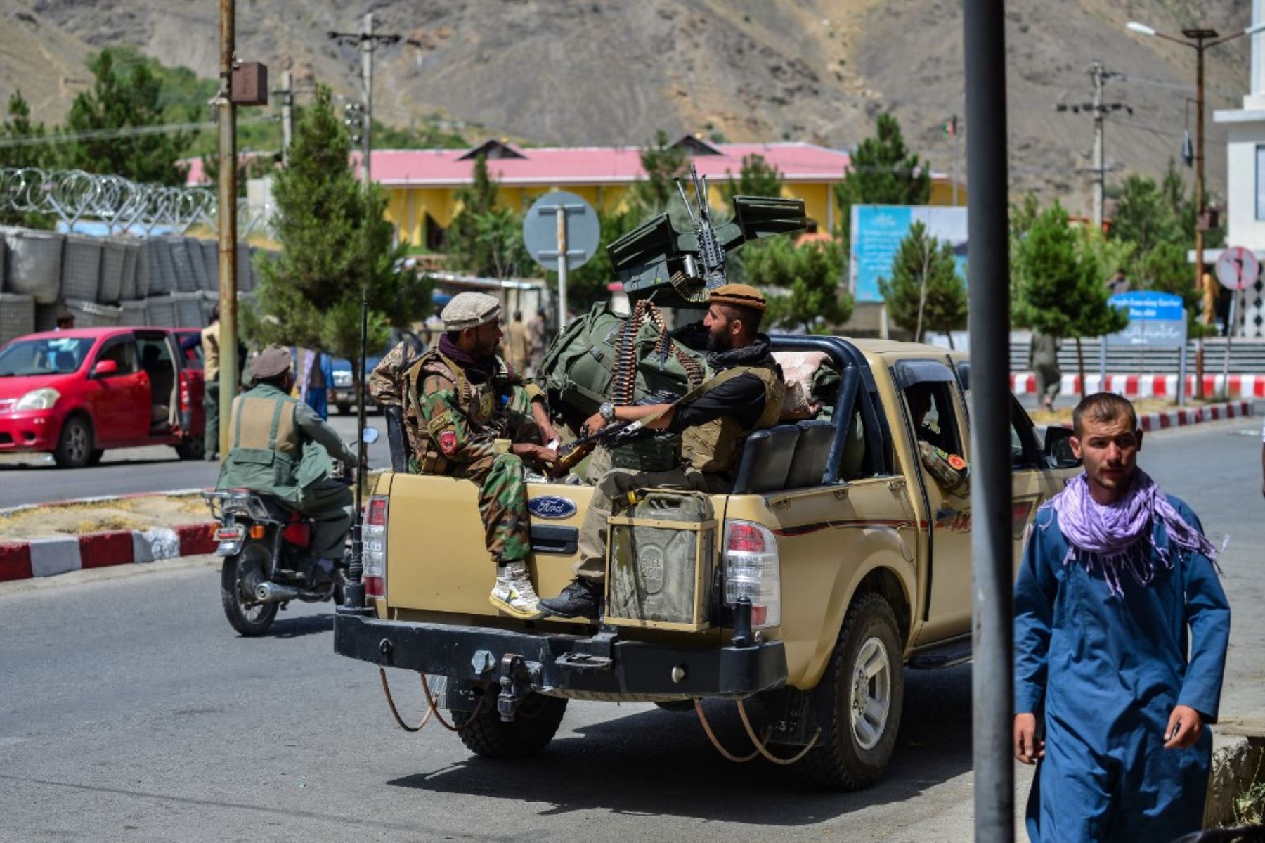 Soldados de las fuerzas de seguridad afganas viajan en un vehículo armado a lo largo de una carretera en la provincia de Panjshir en Afganistán el 15 de agosto de 2021. Foto: AFP
