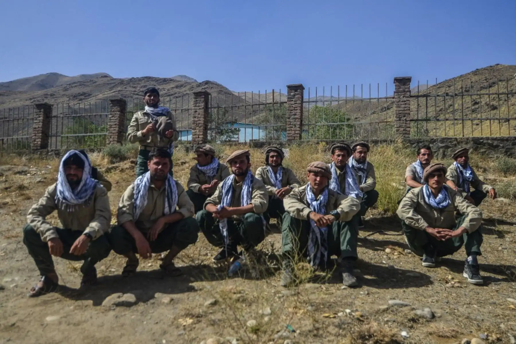 Los jóvenes afganos que serán incluidos en las fuerzas de seguridad afganas se sientan a lo largo de una carretera en la provincia de Panjshir en Afganistán el 15 de agosto de 2021. Foto: AFP