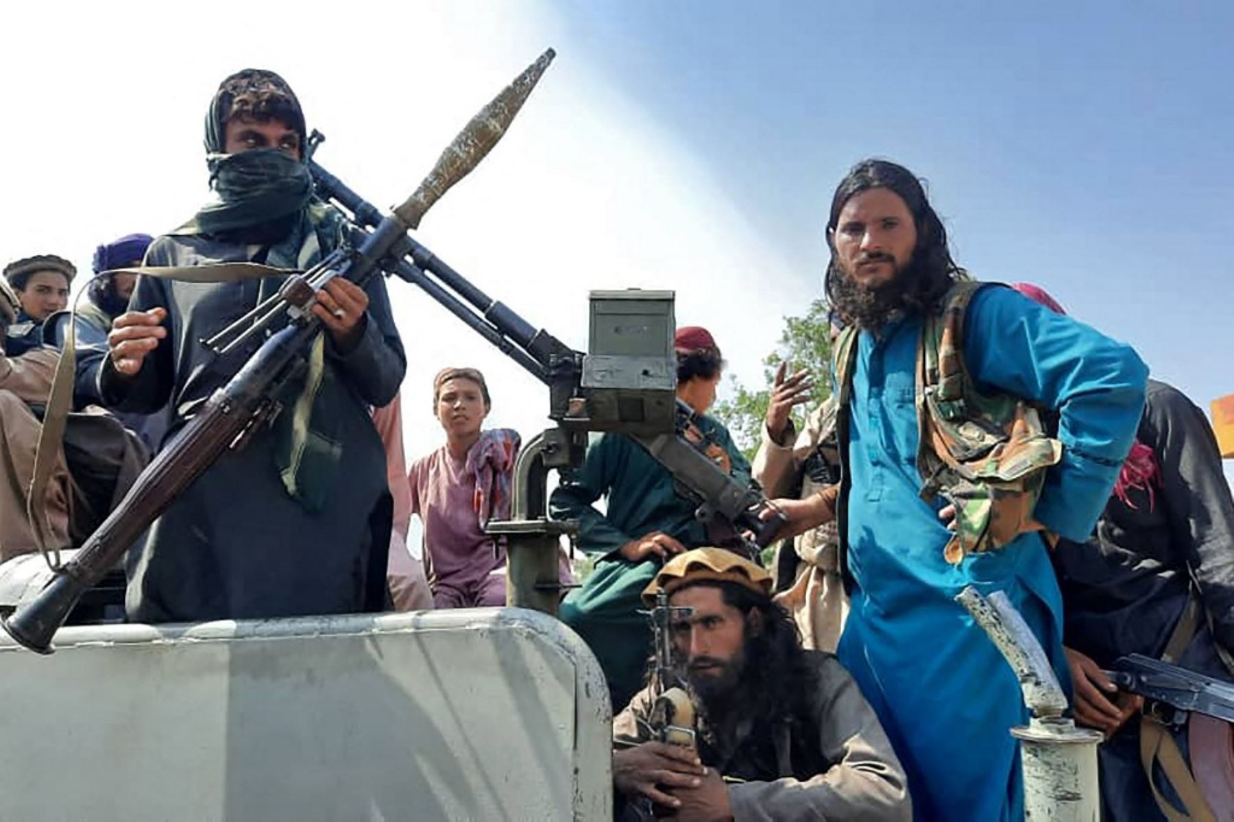 Combatientes talibanes se sientan junto a un vehículo en una calle de la provincia de Laghman, Afganistán el 15 de agosto de 2021. Foto: AFP