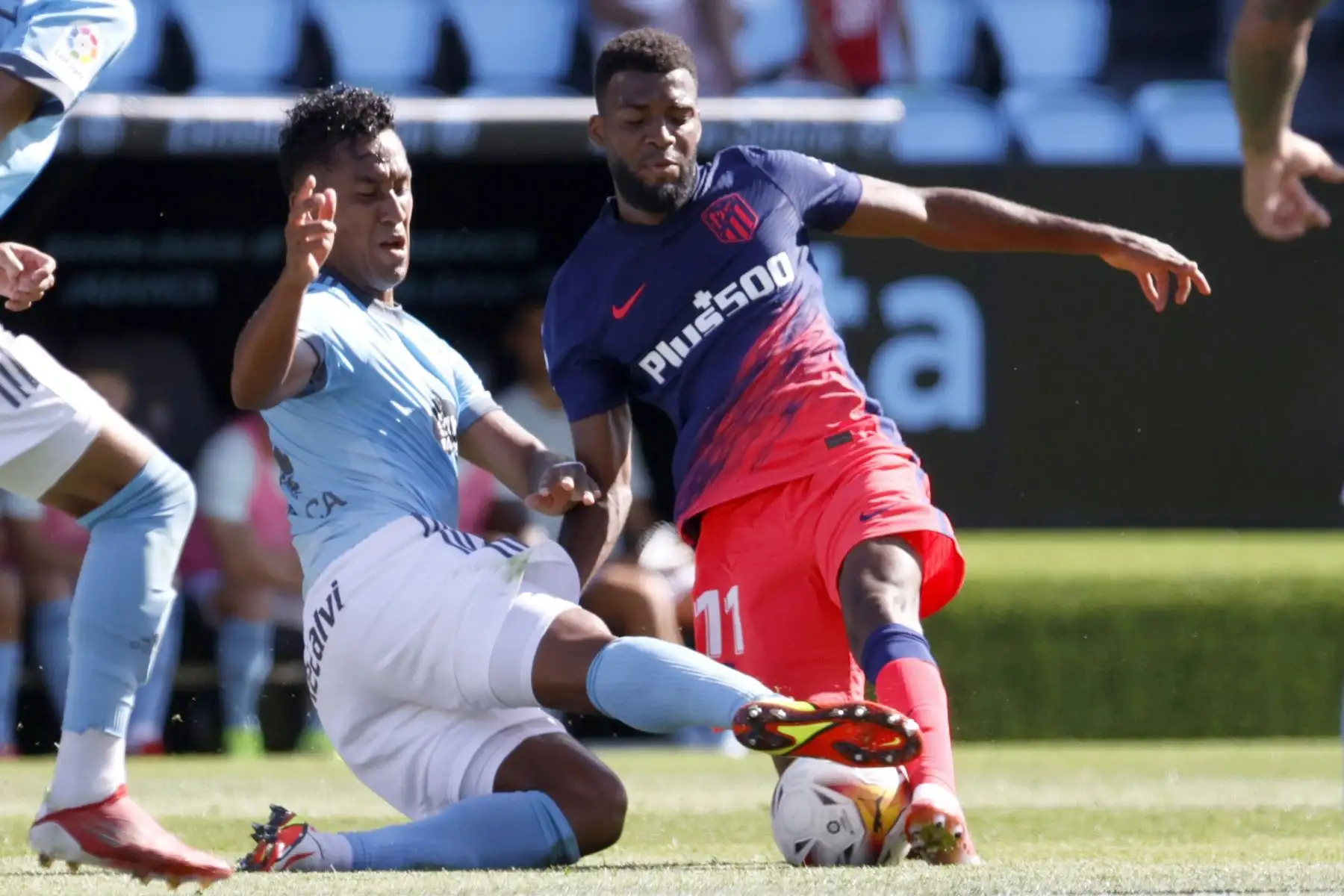 El centrocampista peruano del Celta, Renato Tapia, pelea un balón con el centrocampista francés del Atlético de Madrid,Thomas Lemar, durante partido de LaLiga que se disputa en el estadio de Balaídos. Foto: EFE