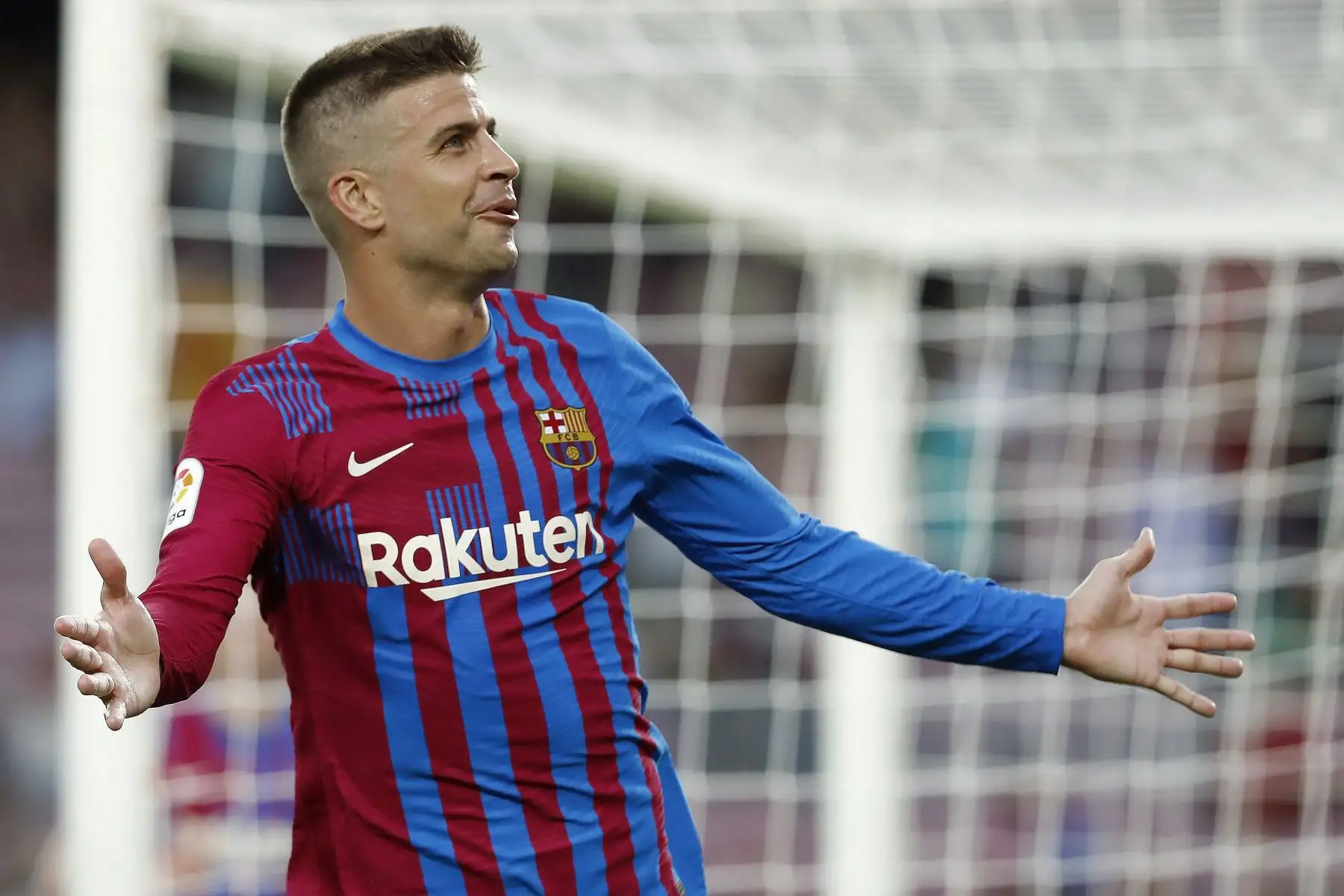 El defensa del FC Barcelona Gerard Piquéc celebra tras anotar ante la Real Sociedad durante partido de la primera jornada de LaLiga, en el Camp Nou. Foto: EFE