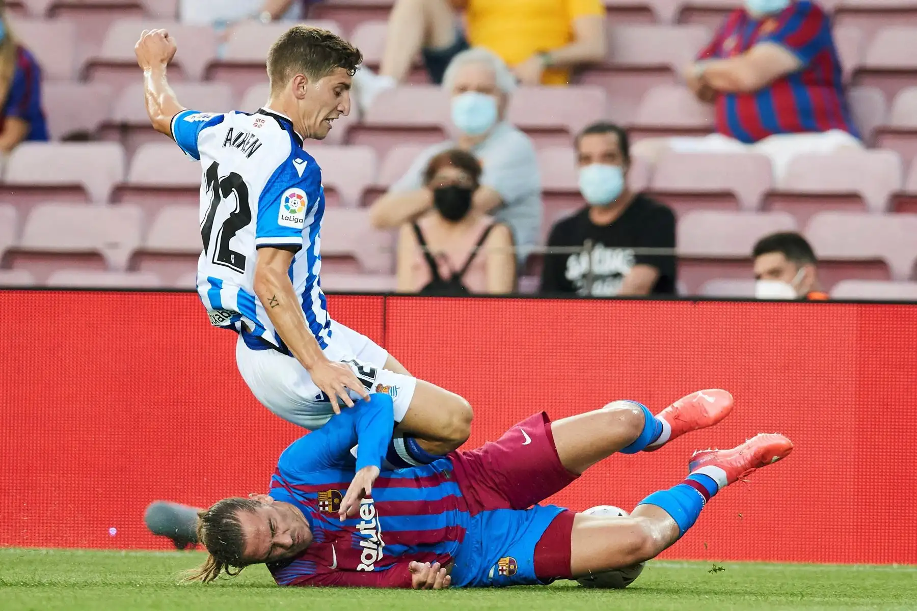 El delantero francés del Barcelona Antoine Griezmann y el defensa de la Real Sociedad, Aihen Muñoz, en acción durante el partido de LaLiga, en el Camp Nou. Foto: EFE