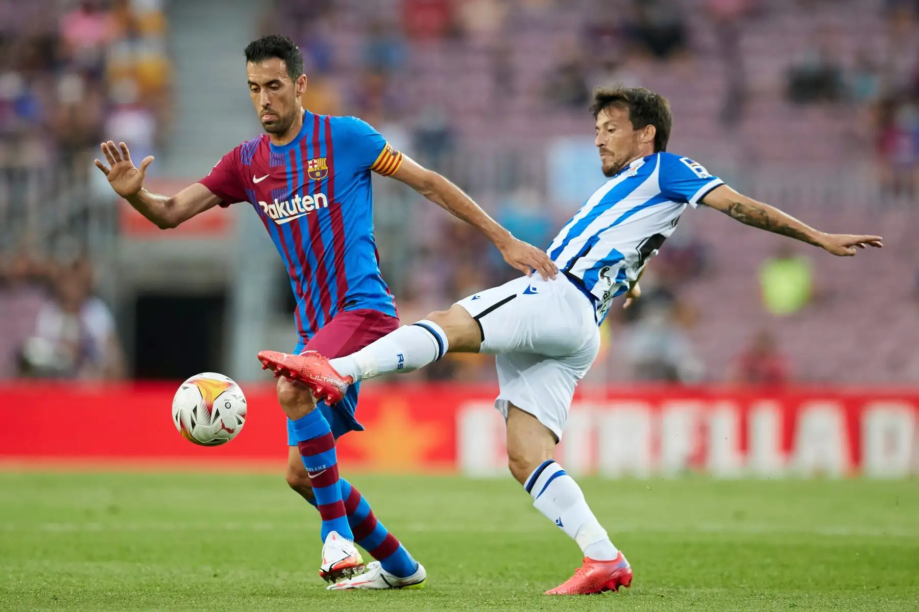 El centrocampista del Barcelona, Sergio Busquets, pelea un balón con el centrocampista de la Real Sociedad, David Silva, durante el partido de LaLiga ante la Real Sociedad, en el Camp Nou. Foto: EFE