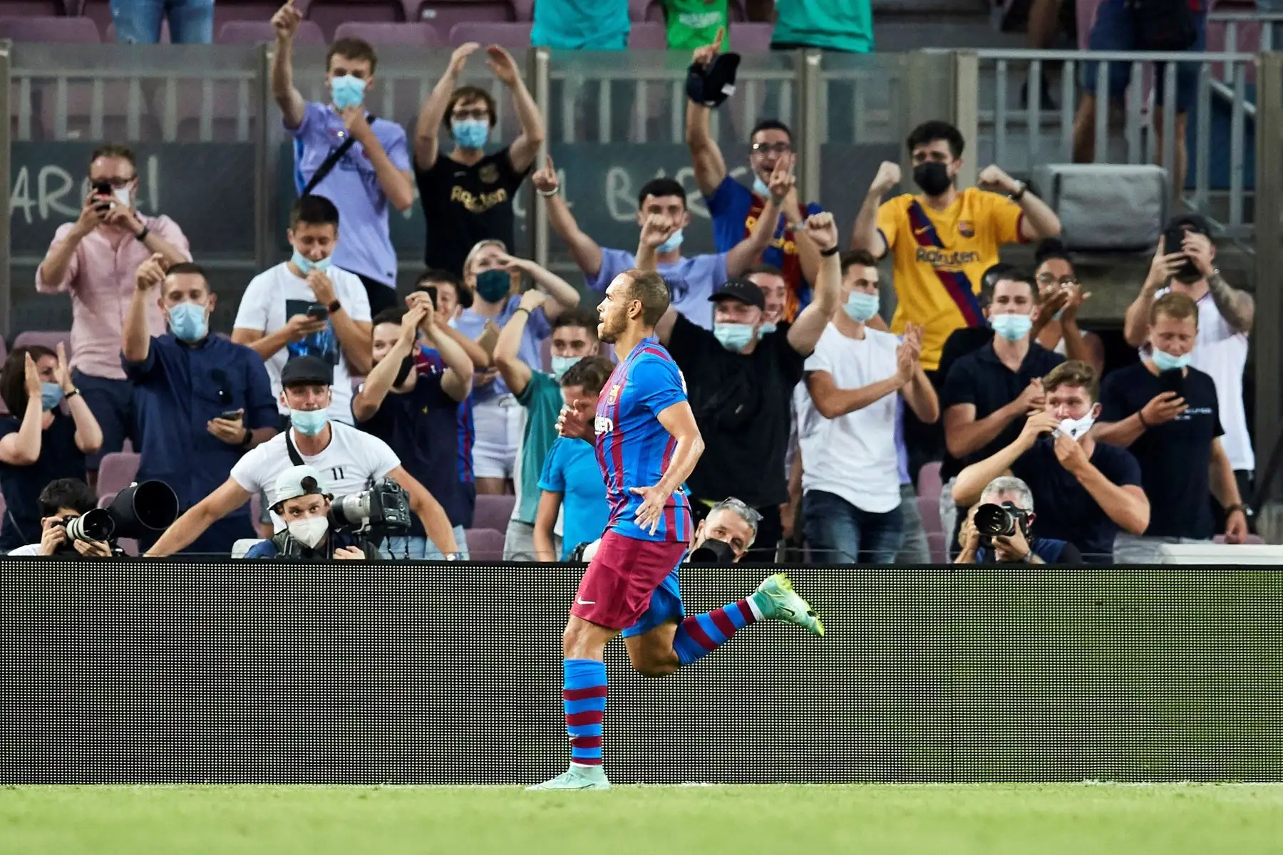 El delantero danés del FC Barcelona, Martin Braithwaite, celebra el 2-0 ante la Real Sociedad durante partido de la primera jornada de LaLiga, en el Camp Nou. Foto: EFE