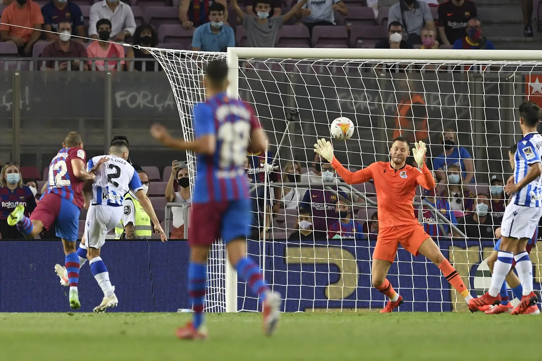 El delantero danés del Barcelona, Martin Braithwaite, cabecea el balón para anotar ante la Real Sociedad durante el partido de la Liga española, en el Camp Nou. Foto: AFP