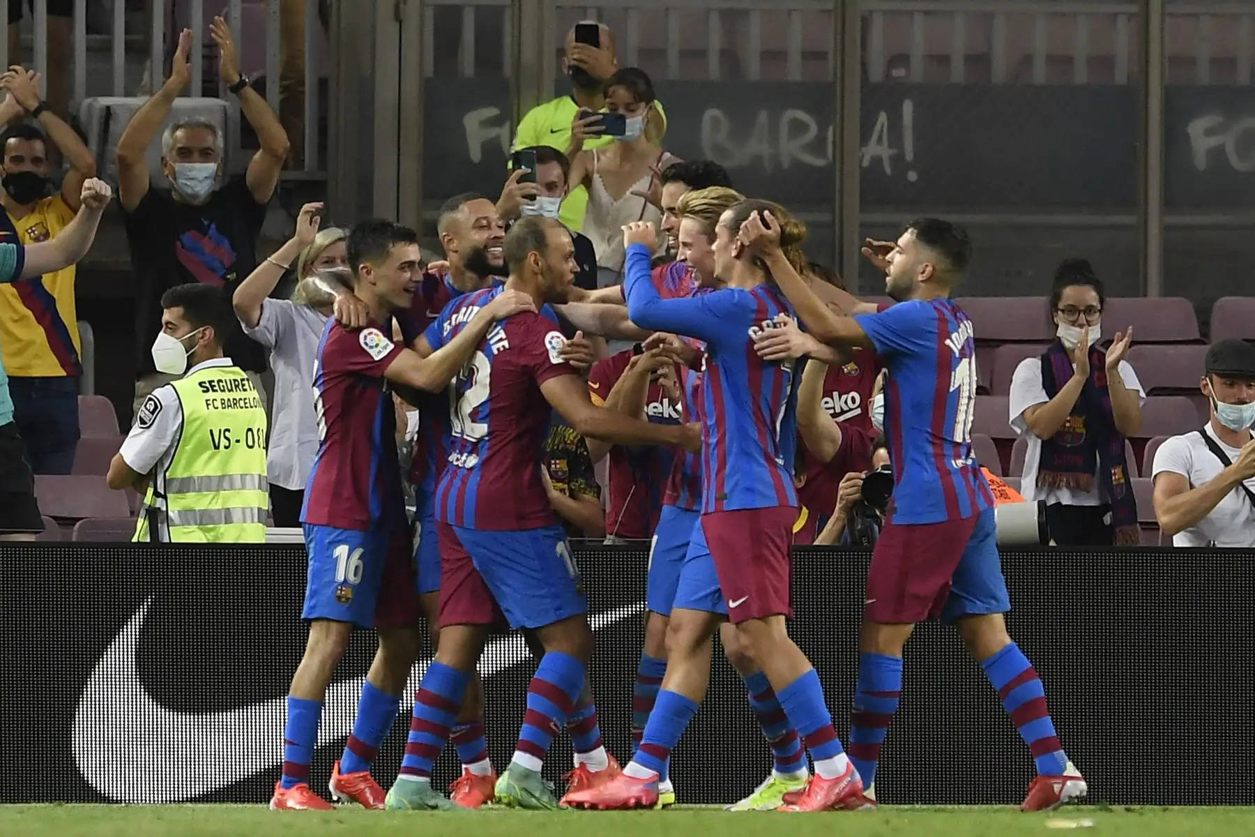 El delantero danés del Barcelona, Martin Braithwaite, celebra con sus compañeros tras anotar ante la Real Sociedad durante el partido de la Liga española, en el Camp Nou. Foto: AFP