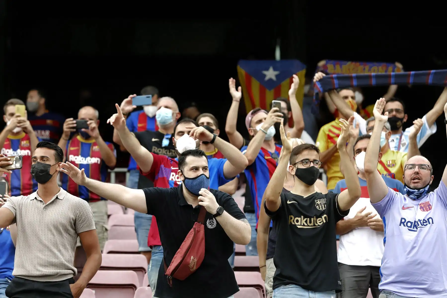 Aficionados del FC Barcelona alientan a su equipo desde las gradas del Camp Nou. Foto: EFE