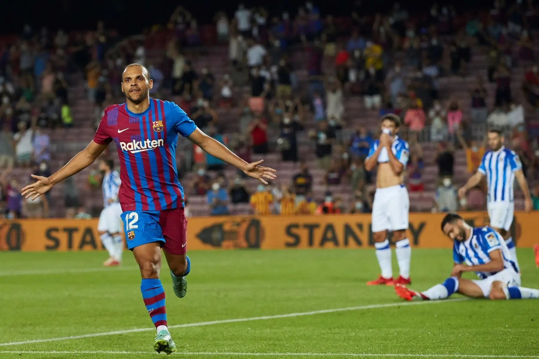 El delantero danés del FC Barcelona, Martin Braithwaite, celebra tras anotar el 3-0 ante la Real Sociedad durante el partido de la primera jornada de LaLiga, en el Camp Nou. Foto: EFE