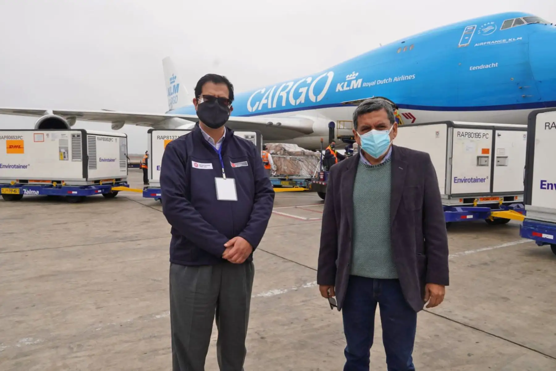 El ministro de Salud, Hernando Cevallos, supervisó esta mañana la llegada de las primeras 700 000 dosis de la vacuna Sinopharm, en el Aeropuerto Internacional Jorge Chávez, las que se complementarán con otras 300 mil que arribarán esta noche. Foto: ANDINA/Minsa