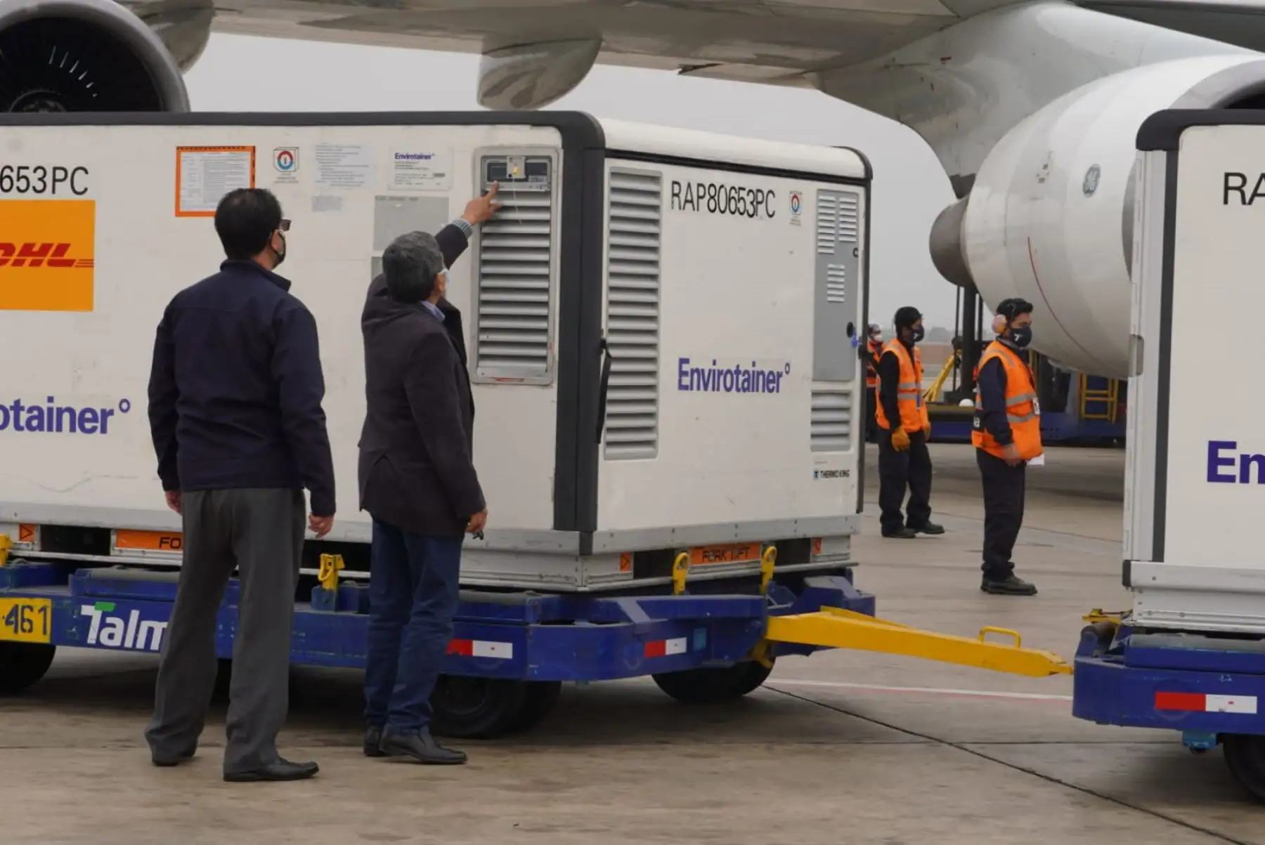 El ministro de Salud, Hernando Cevallos, supervisó esta mañana la llegada de las primeras 700 000 dosis de la vacuna Sinopharm, en el Aeropuerto Internacional Jorge Chávez, las que se complementarán con otras 300 mil que arribarán esta noche. Foto: ANDINA/Minsa